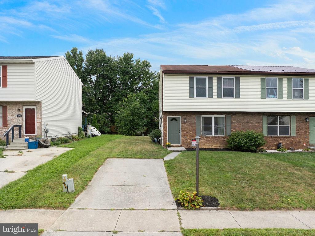 Welcome home to this charming end-unit townhouse offering comfort, convenience, and modern updates. Freshly painted with brand-new carpet throughout, this home is truly move-in ready.
Enjoy the ease of off-street parking and the prime location just minutes from schools, shopping, and dining—everything you need is right at your fingertips.
Whether you’re a first-time buyer, downsizing, or looking for a smart investment, this home checks all the boxes. Don’t miss the opportunity to make it yours!