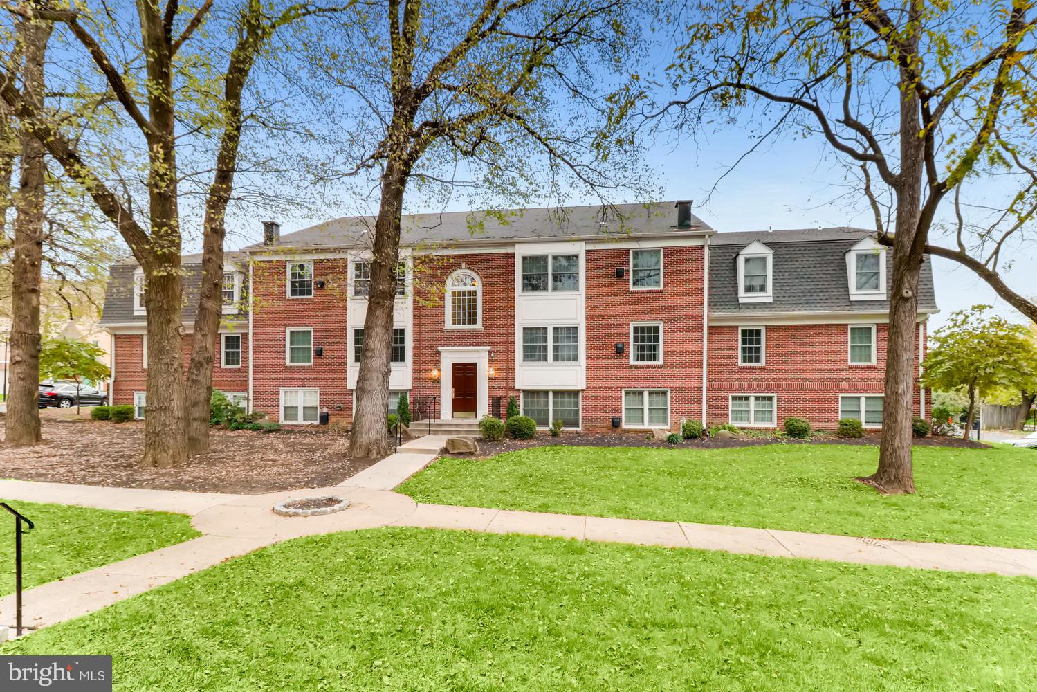 Check out this new price!!!Delightful and sunny 2 bedroom condo. Tons of closet space, eat-in kitchen and new sliding doors in living room open to balcony. Easy carefree living in a gated community. Walking distance to colleges and public transportation. Take a stroll to the Homeland Lakes. New automated entrance gate being installed! available for rent $1200/month