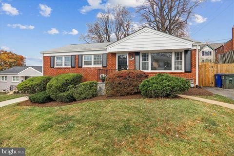 Homes For Sale - 941 N Mckinley Road<br/> ARLINGTON, VA 22205
