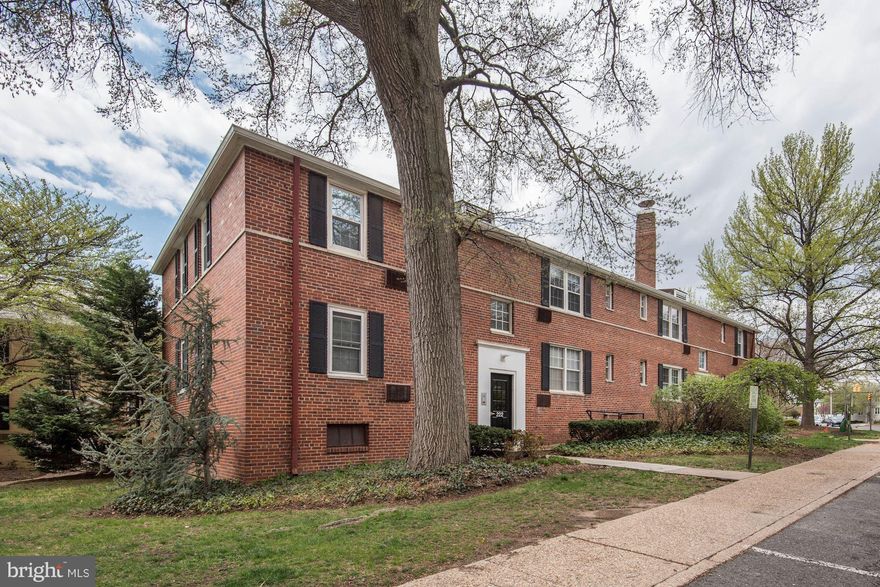 Pristine walk-to-Metro renovated top floor condo in historic Arlington Oaks.  Gorgeous just-installed kitchen w/quartzstone counters, ceramic tile floors, stainless applces. Gas cooking. New lights, paint, carpet .Stylish updated BA, cordless blinds,  Super storage - 4 closets. Laundry can be installed in unit.  Lovely setting in park-like community,2 blocks to shops, restaurants.