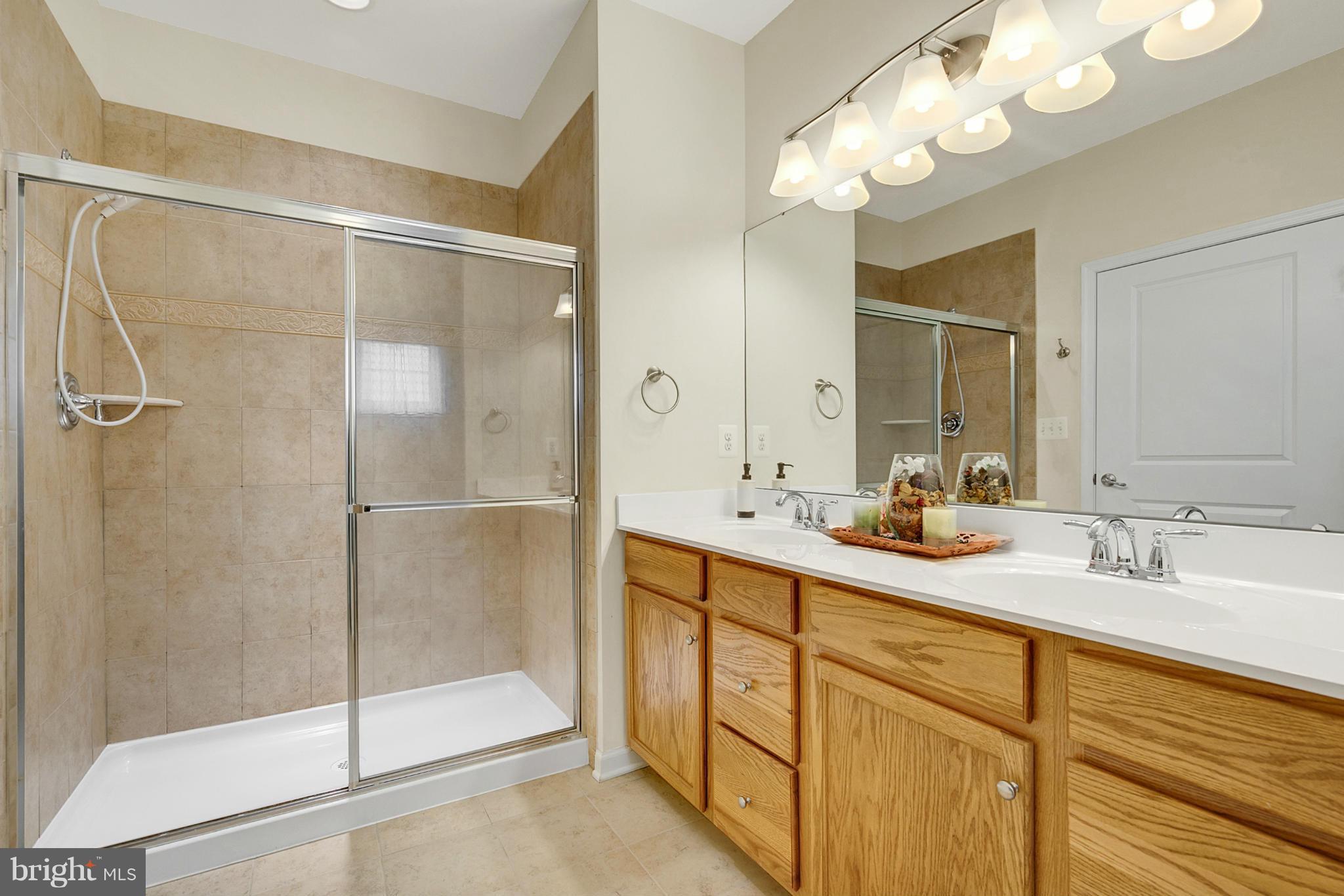 THREE FLAGS - Residential