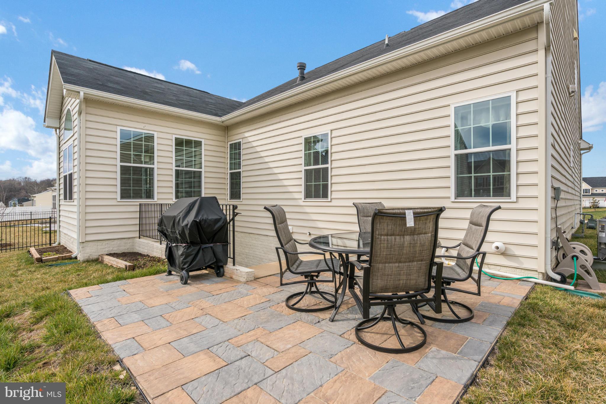 THREE FLAGS - Residential