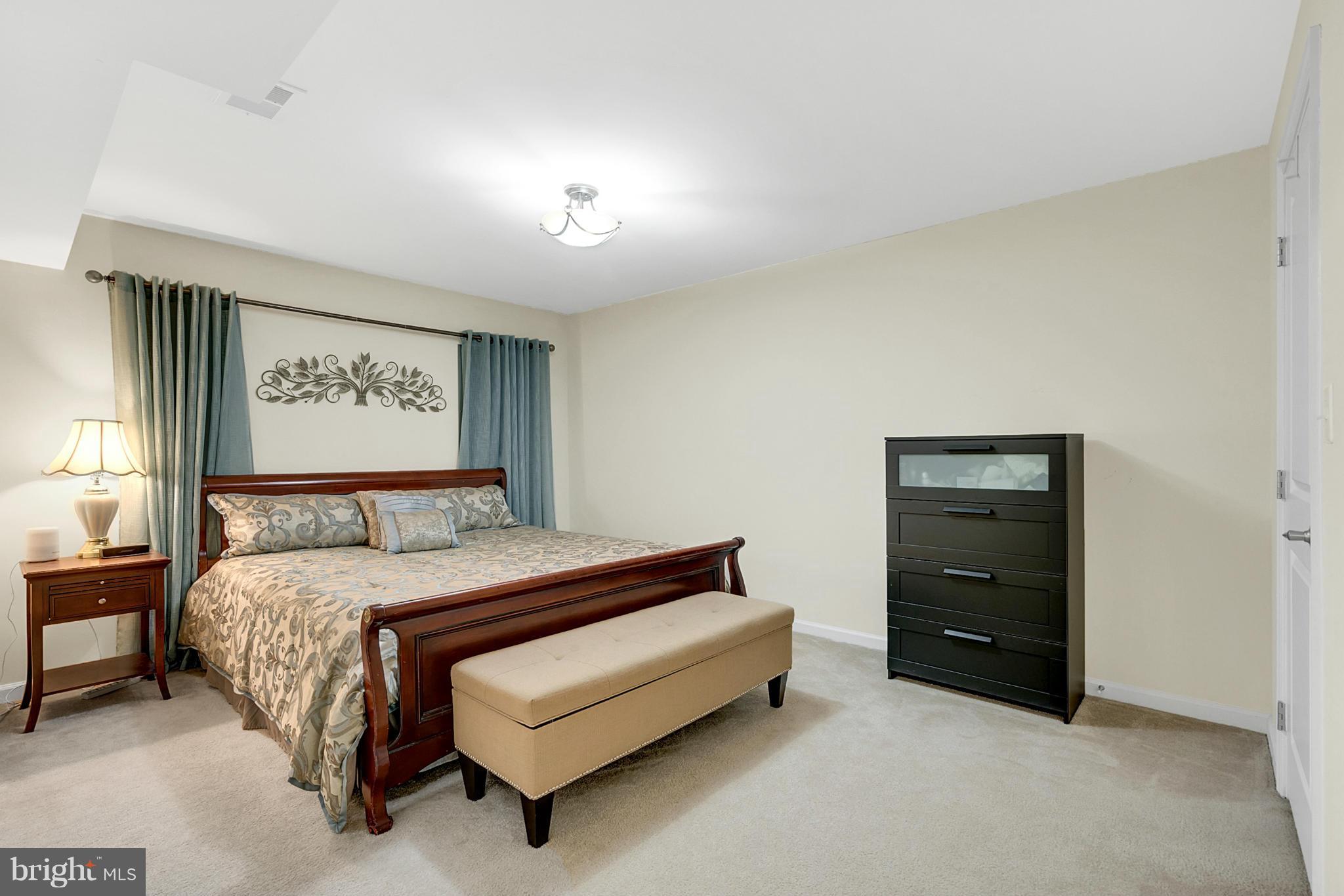 THREE FLAGS - Residential