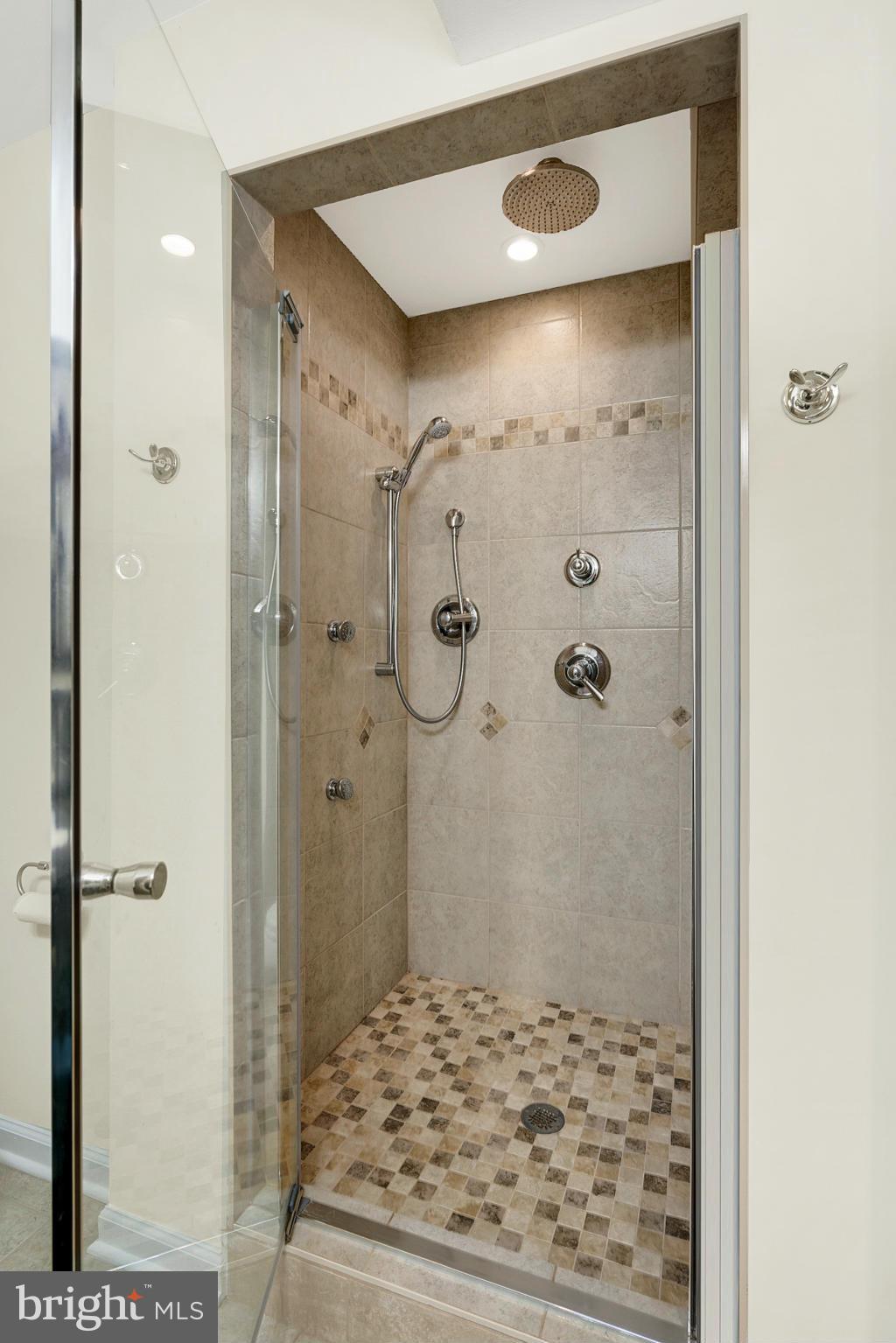 THREE FLAGS - Residential