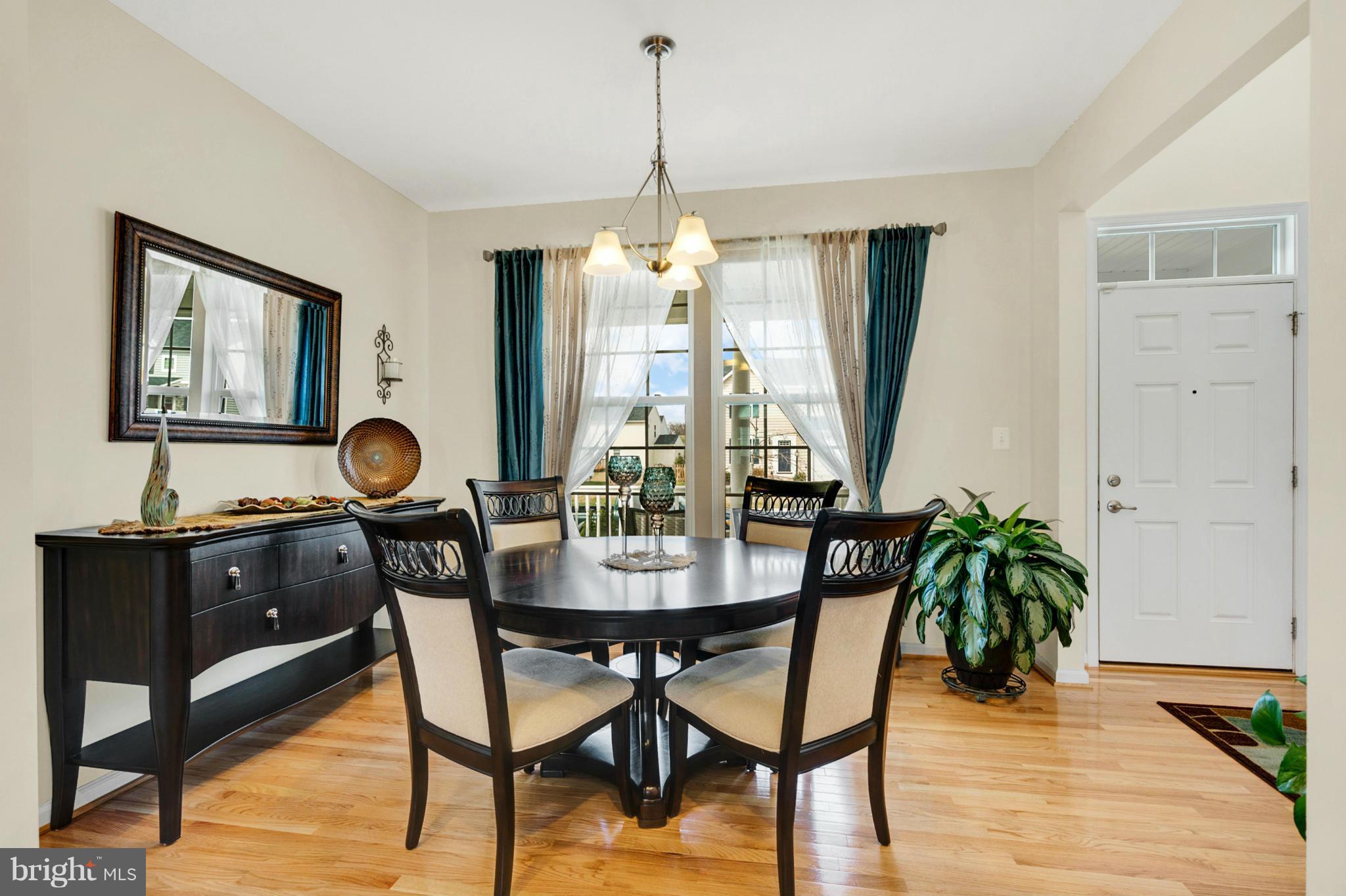 THREE FLAGS - Residential