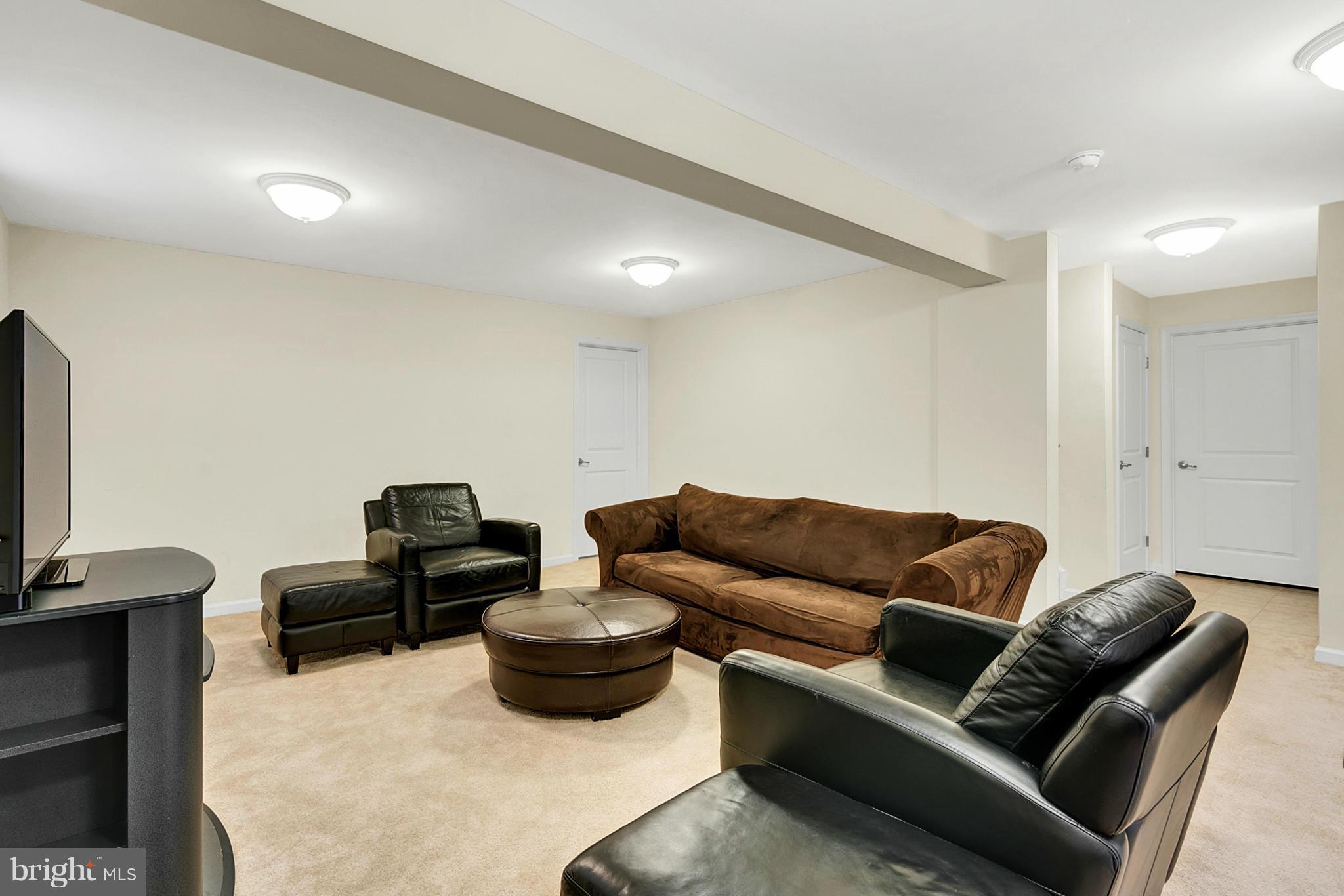 THREE FLAGS - Residential