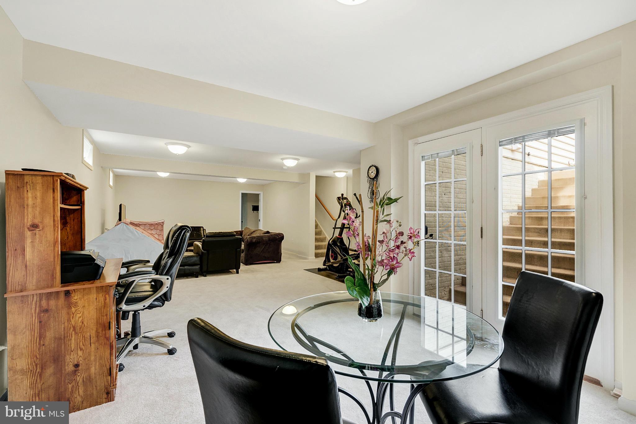 THREE FLAGS - Residential