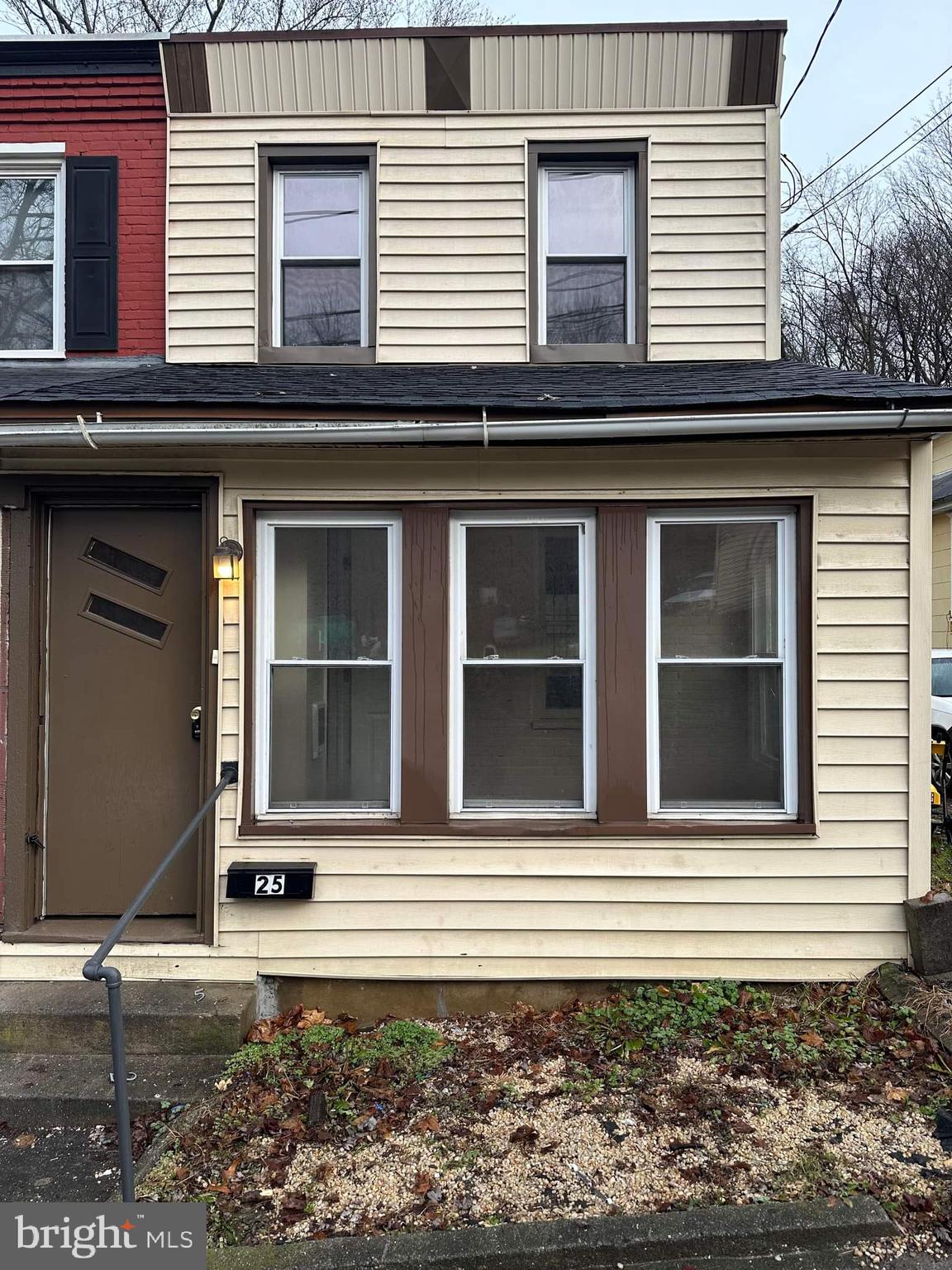 Nice Twin in East Fallowfield waiting for new family to call it a home. Contact agent for link to application.