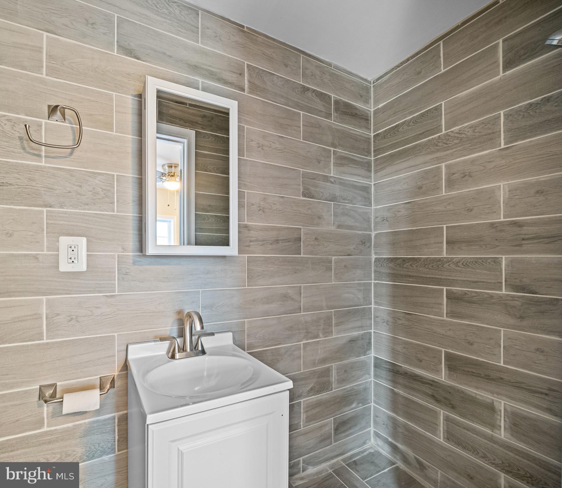 WOODLAND BEACH - Residential