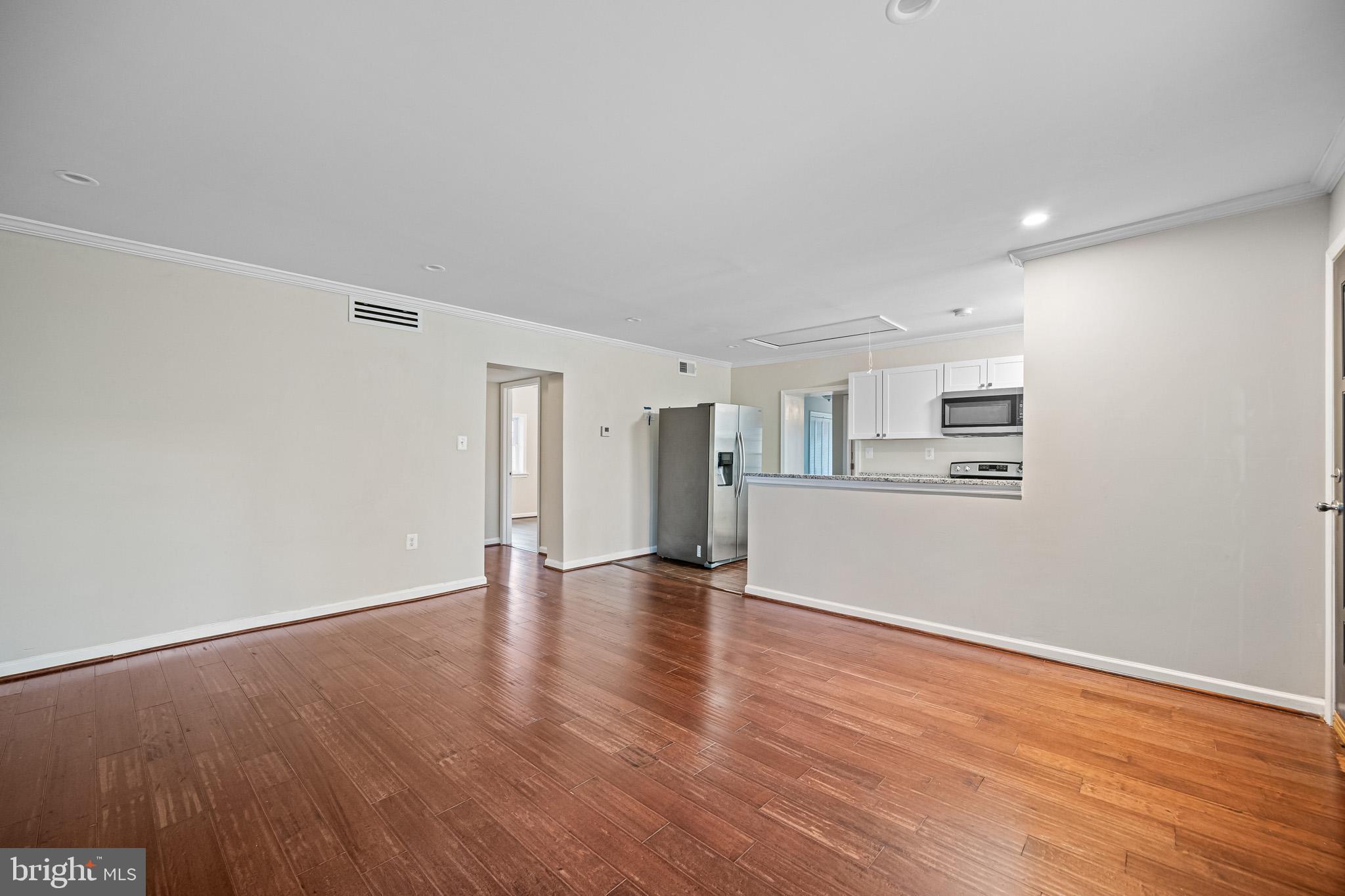 WOODLAND BEACH - Residential