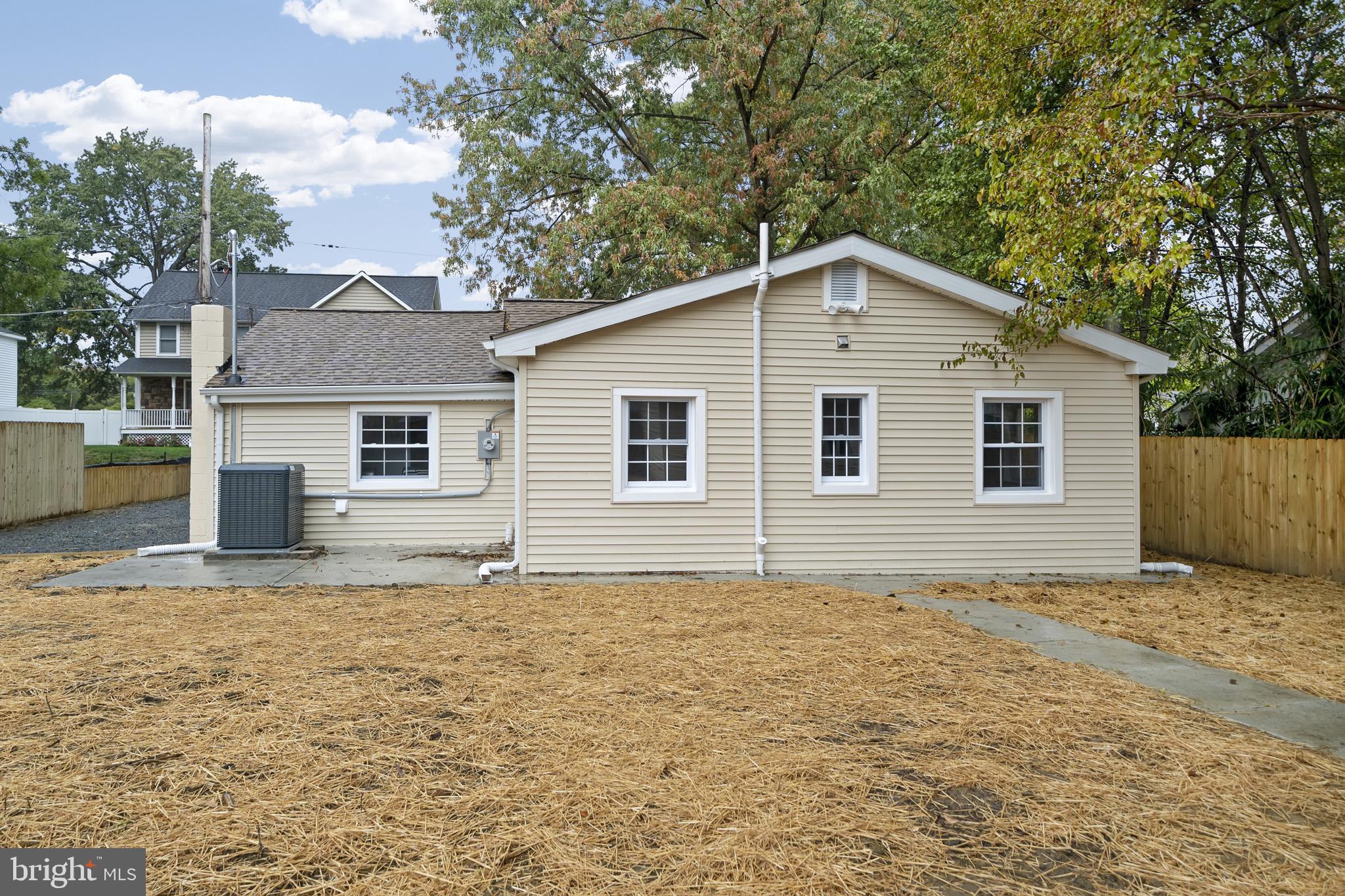 WOODLAND BEACH - Residential