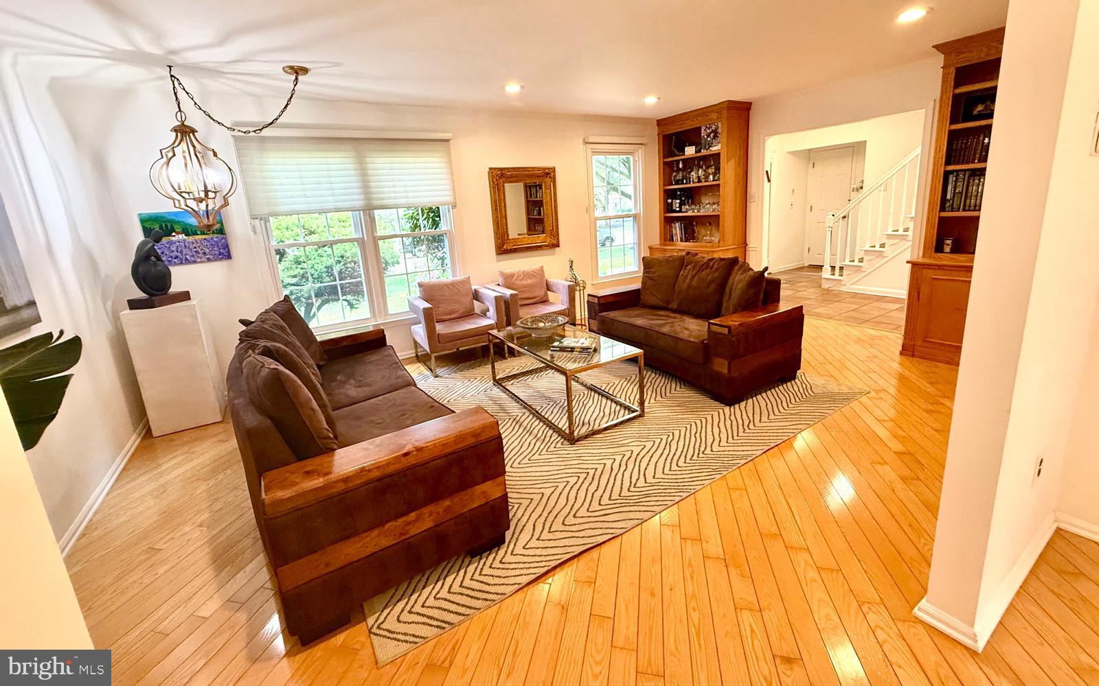 825 HUDSON DRIVE
