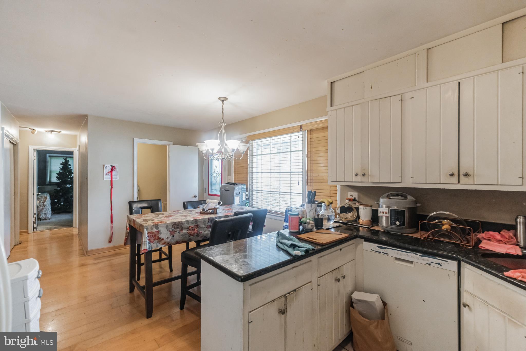 COUNTRY CLUB MANOR - Residential