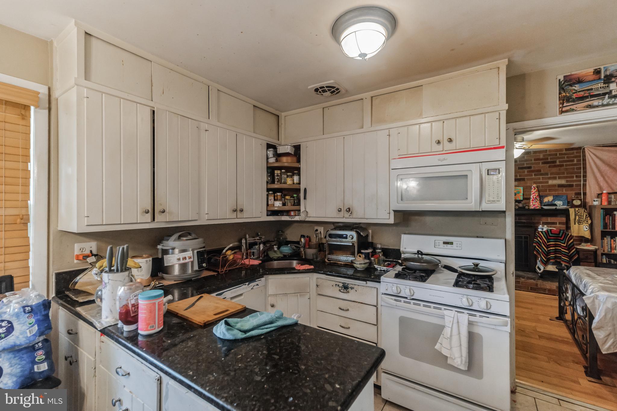 COUNTRY CLUB MANOR - Residential