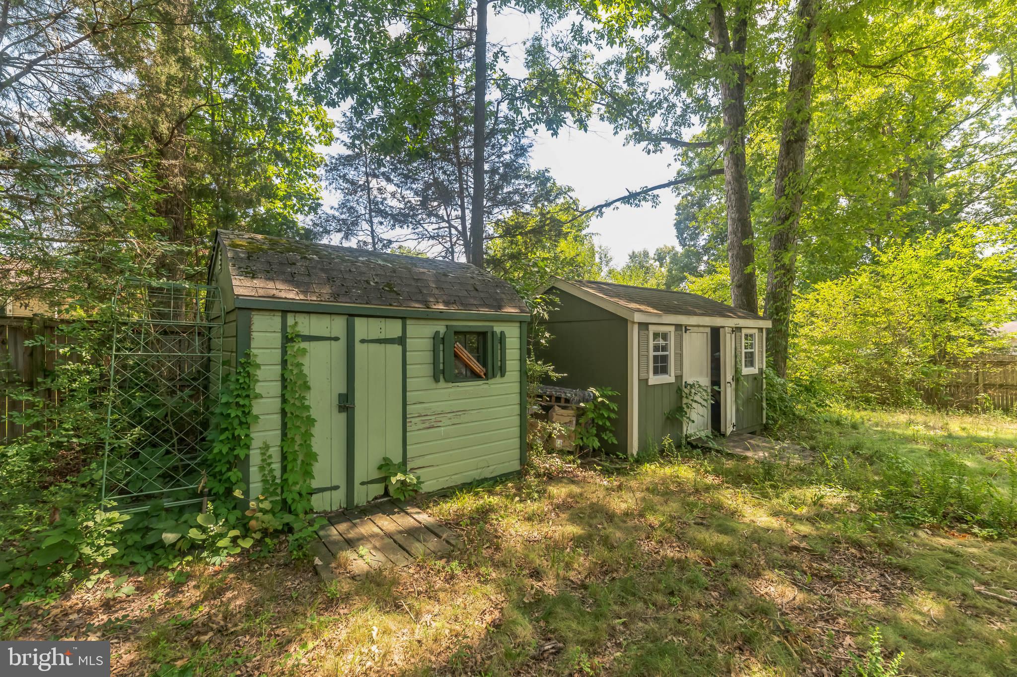 COUNTRY CLUB MANOR - Residential