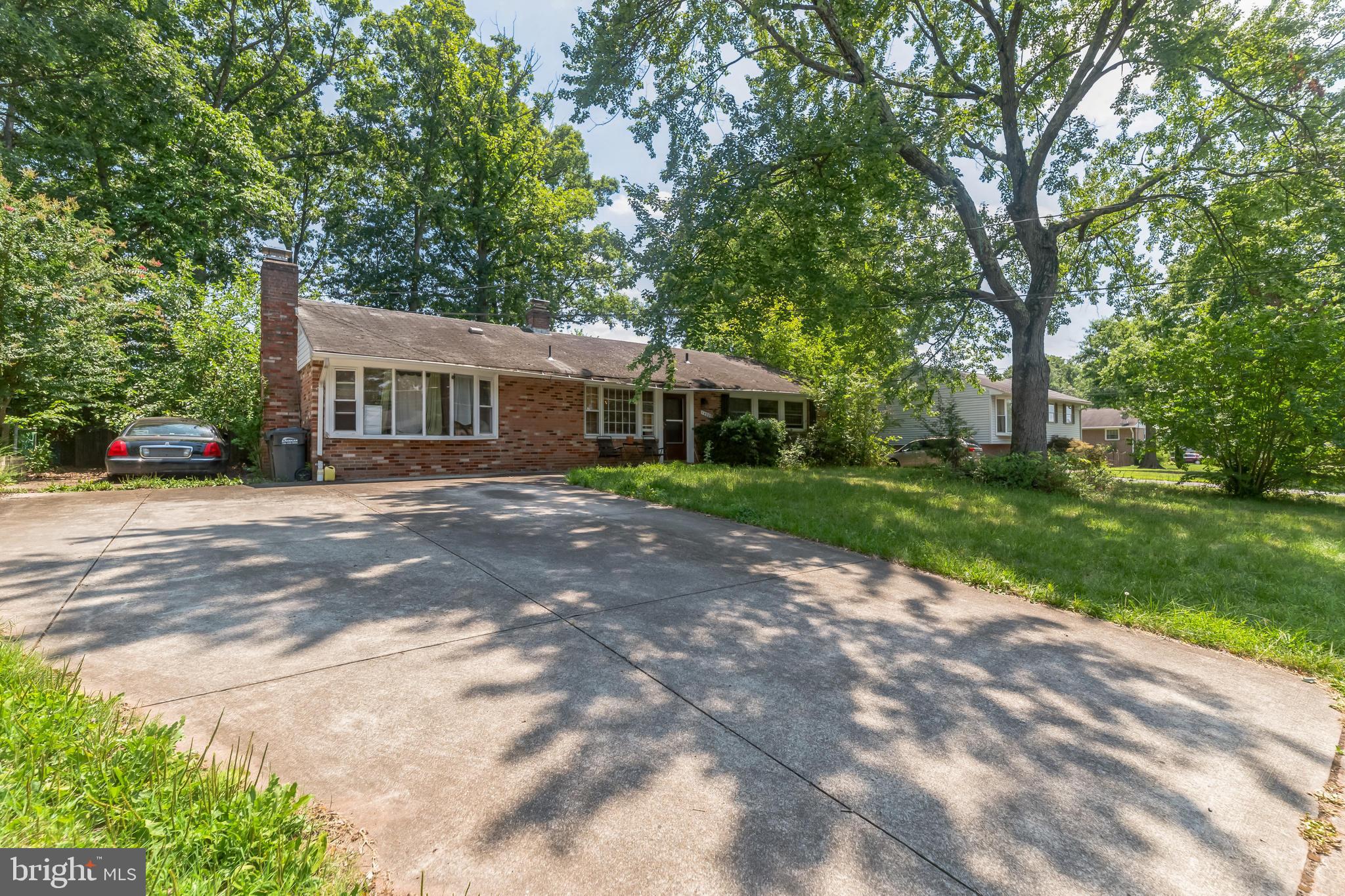 COUNTRY CLUB MANOR - Residential