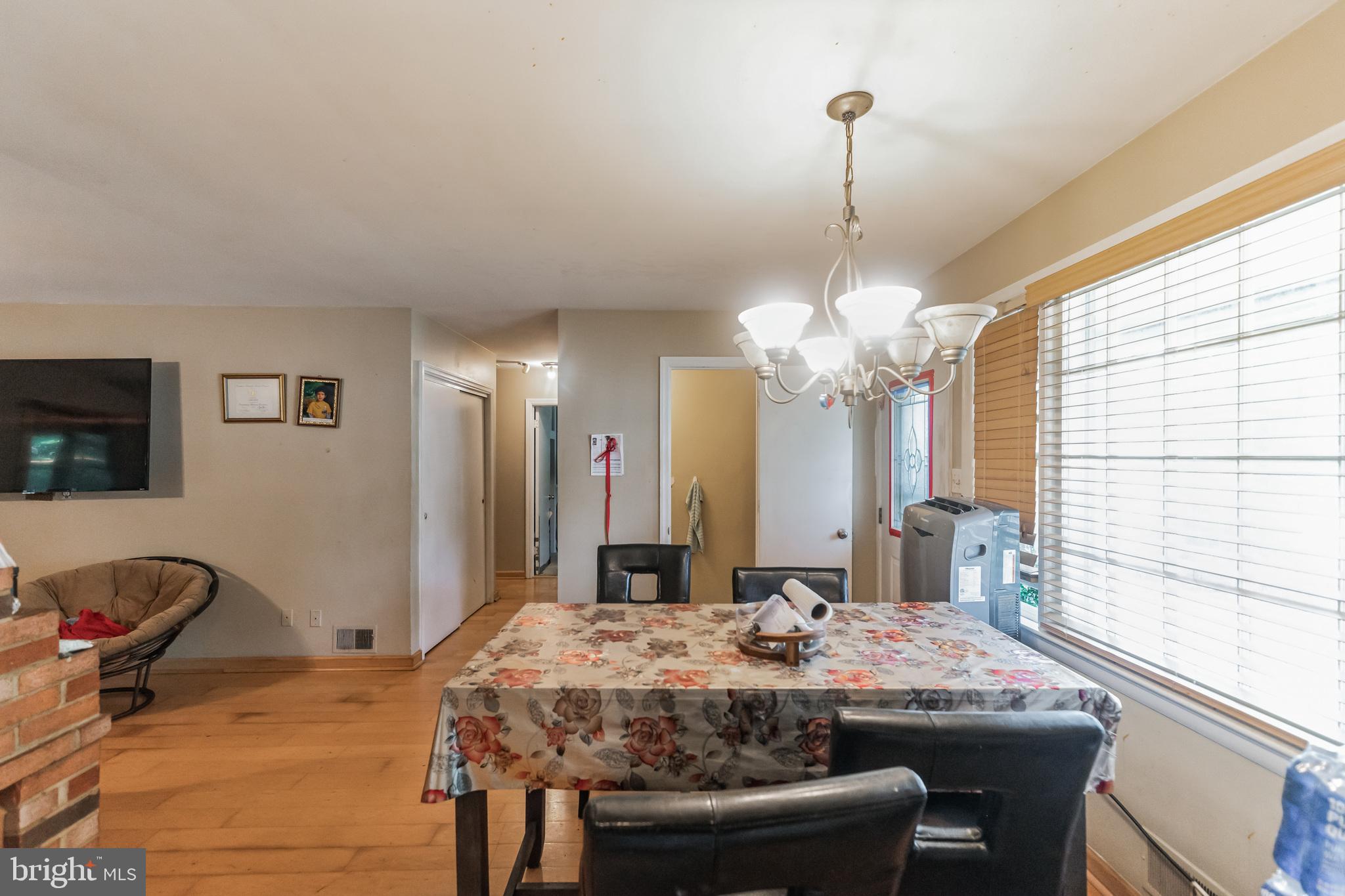 COUNTRY CLUB MANOR - Residential