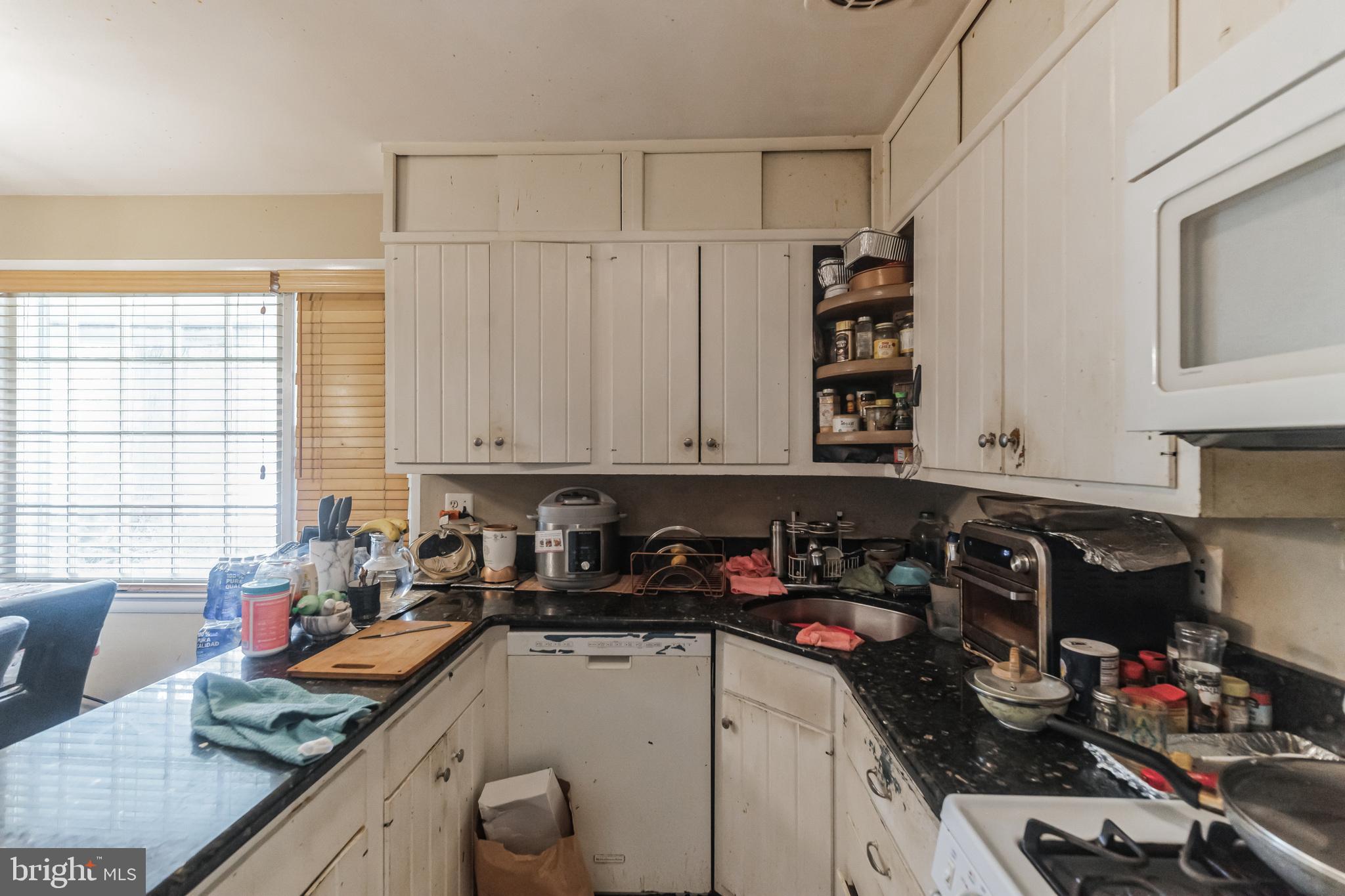 COUNTRY CLUB MANOR - Residential