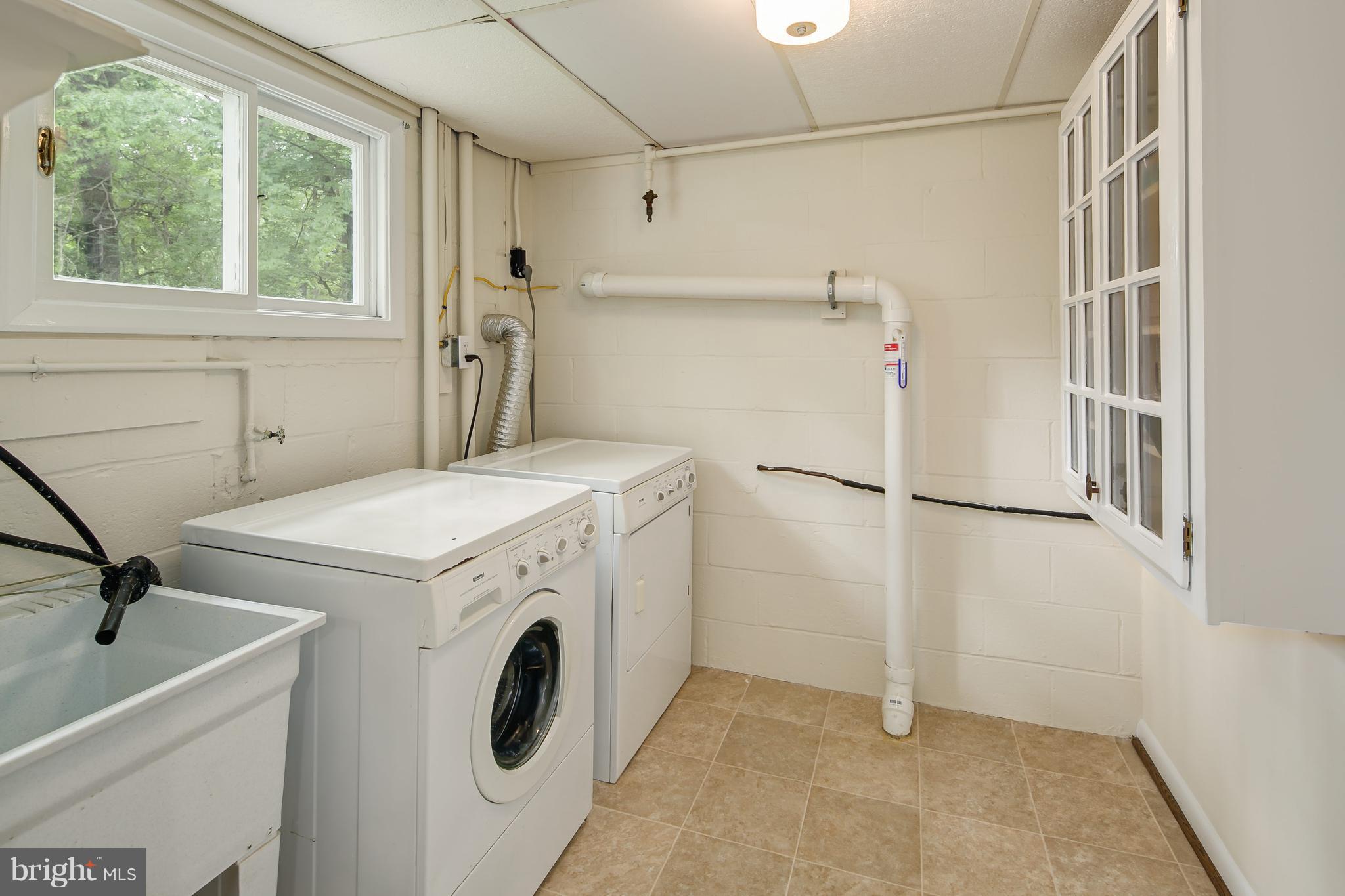 FAIRFAX VILLA - Residential