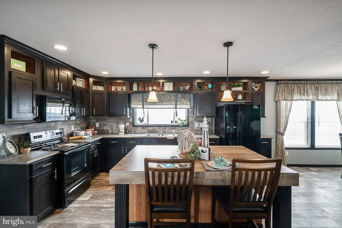 FOUR WAY MANOR - Residential