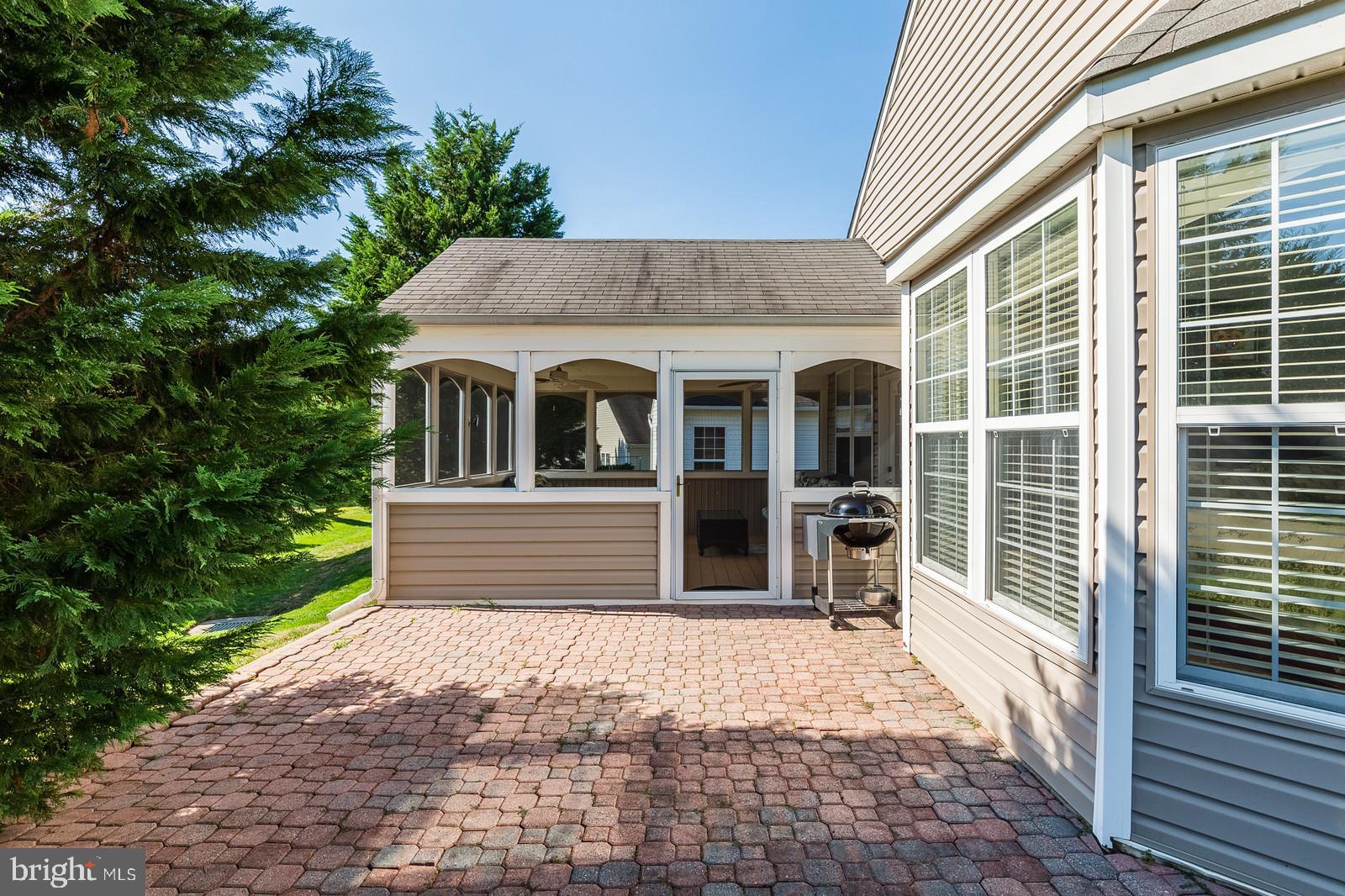 FOUR SEASONS - Residential