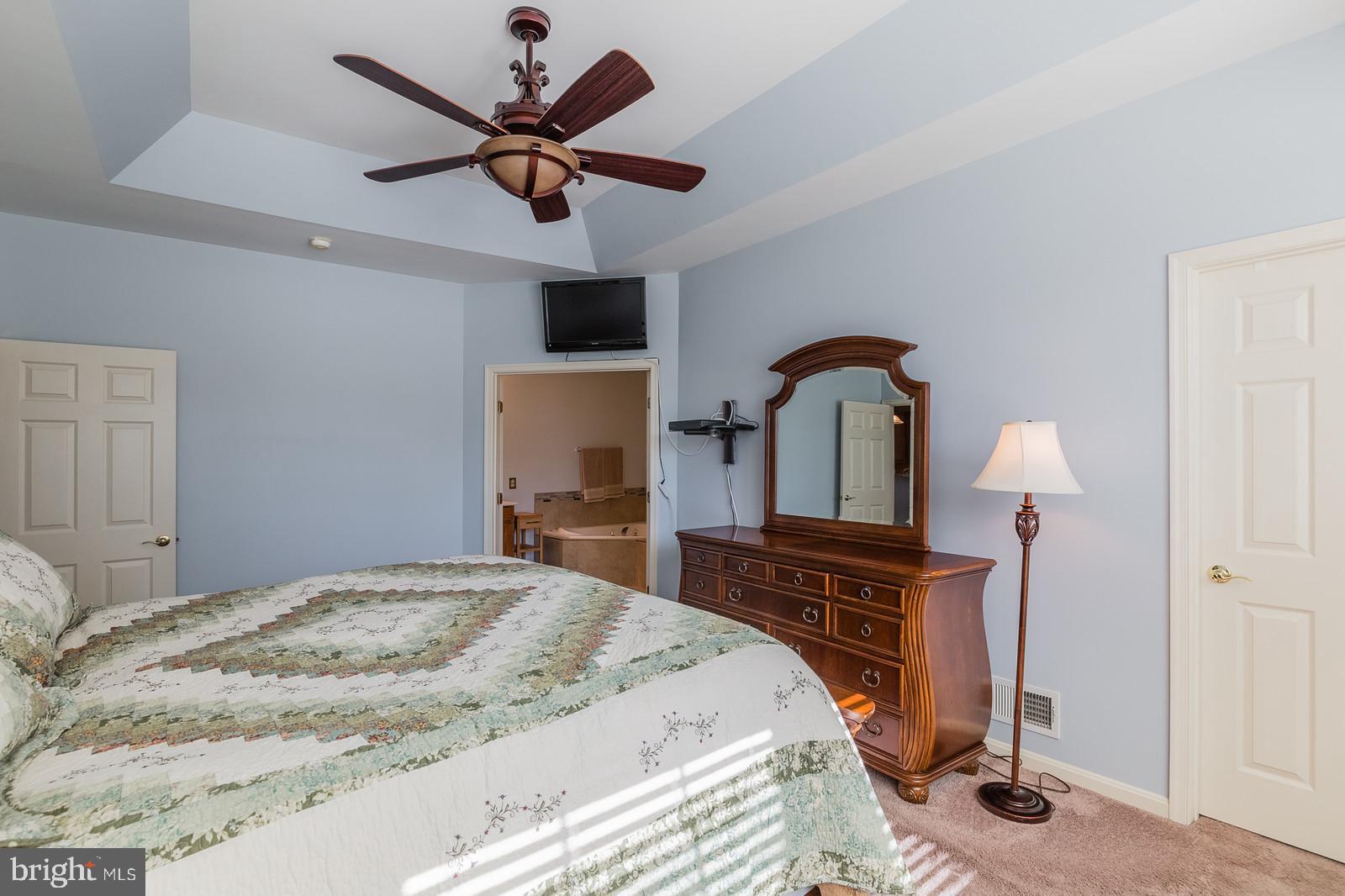 FOUR SEASONS - Residential