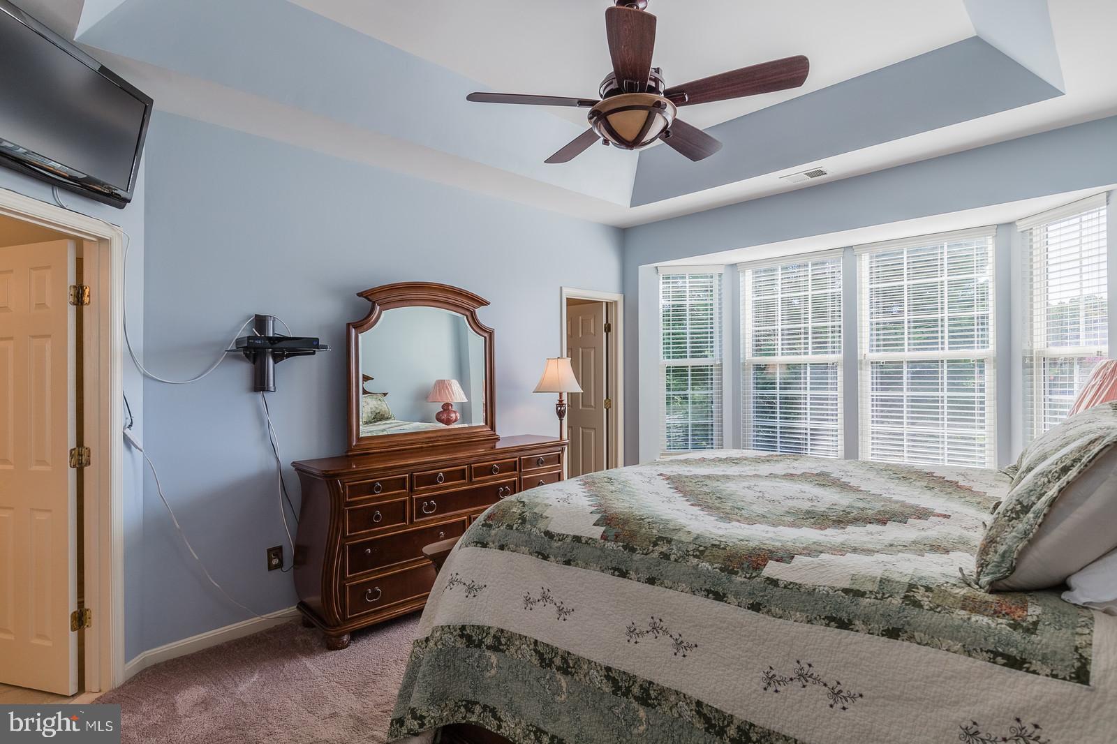 FOUR SEASONS - Residential