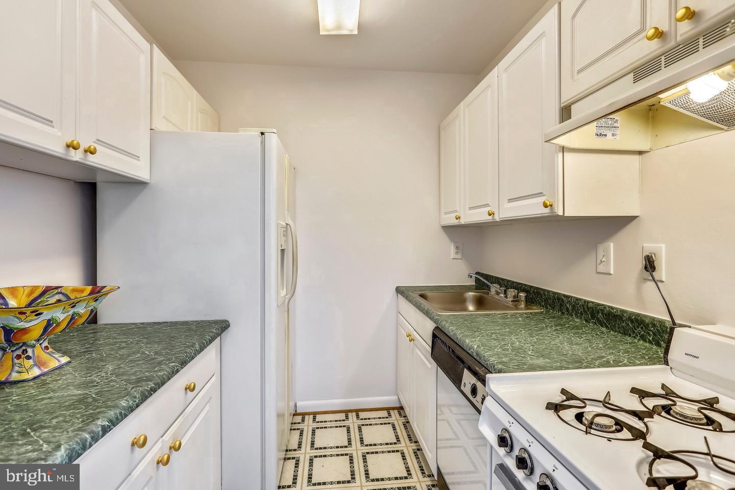 GROSVENOR WOODS - Residential Lease