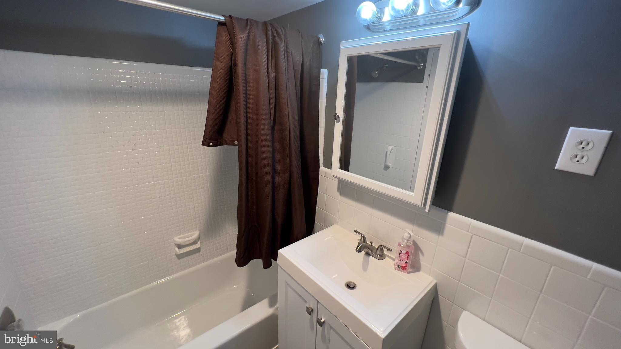 GROSVENOR WOODS - Residential Lease