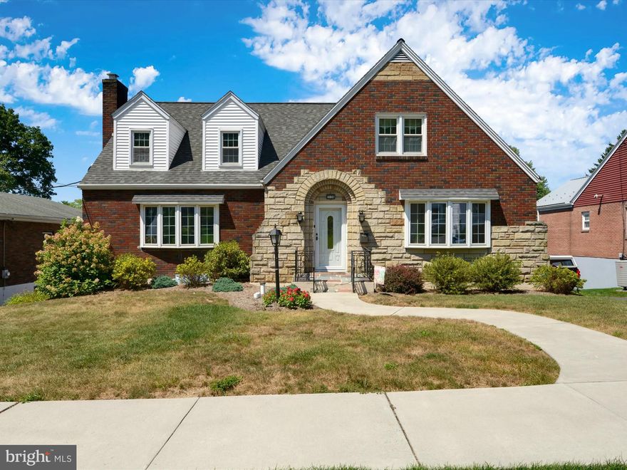 Well kept and updated home on Mahantongo Street.Large kitchen, dining room and living room with additional sun room.  Large rear yard with solar heated pool.  Master bedroom on 1st floor.  Beautiful hardwood floors.