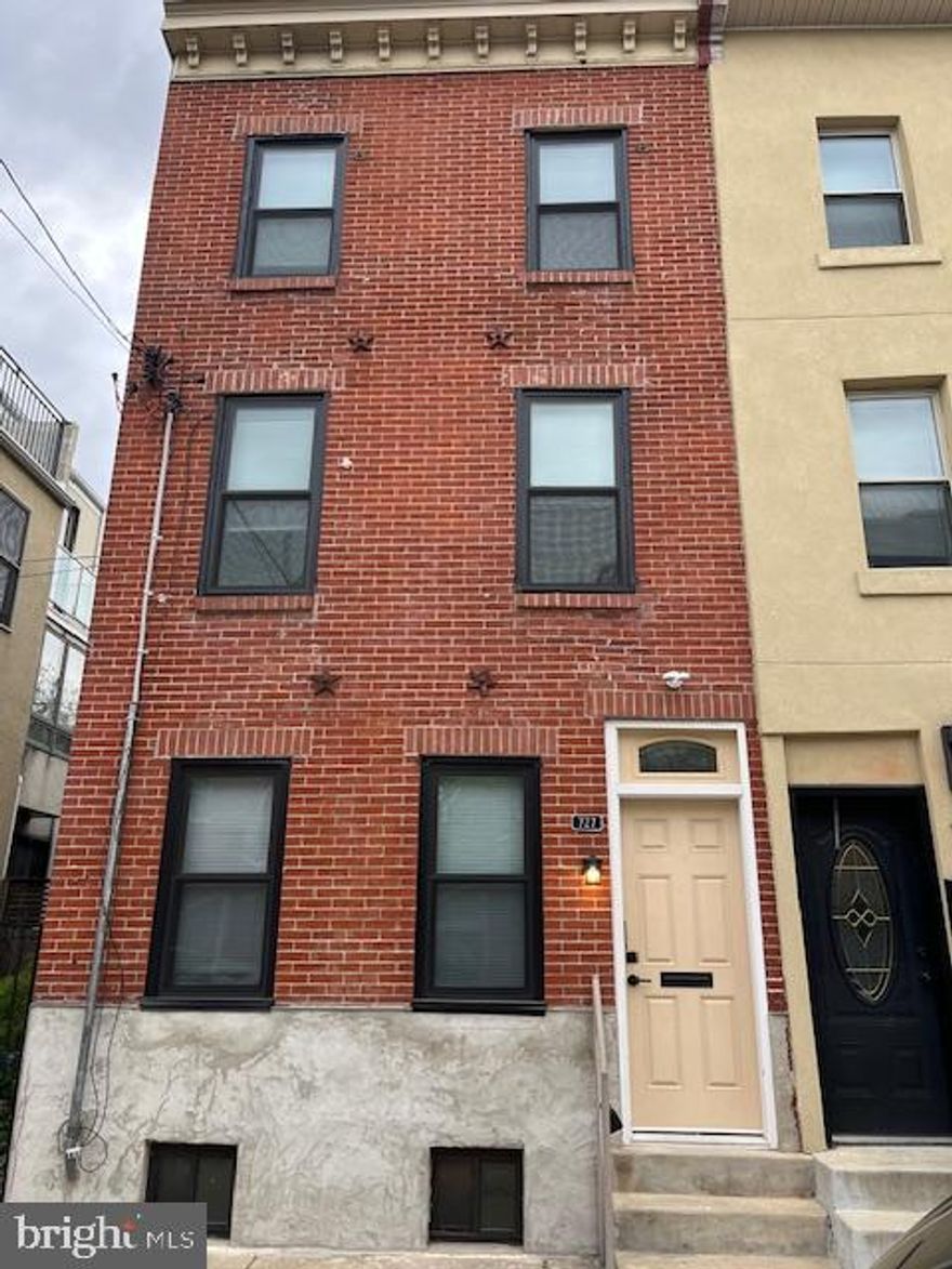 Beautifully renovated one bedroom in the Graduate Hospital Area.
Two blocks to South St. Washer/Dryer in unit. Full basement and
Yard. Easy walk to Rittenhouse House Square, University of Pennsylvania,
CHOP,  First Floor. Lots of light.