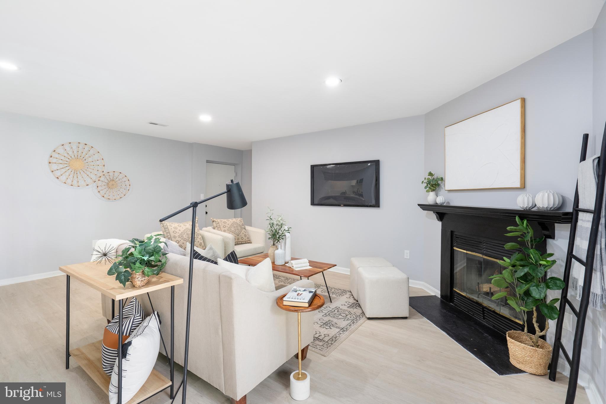 CROMWELL FOUNTAIN - Residential