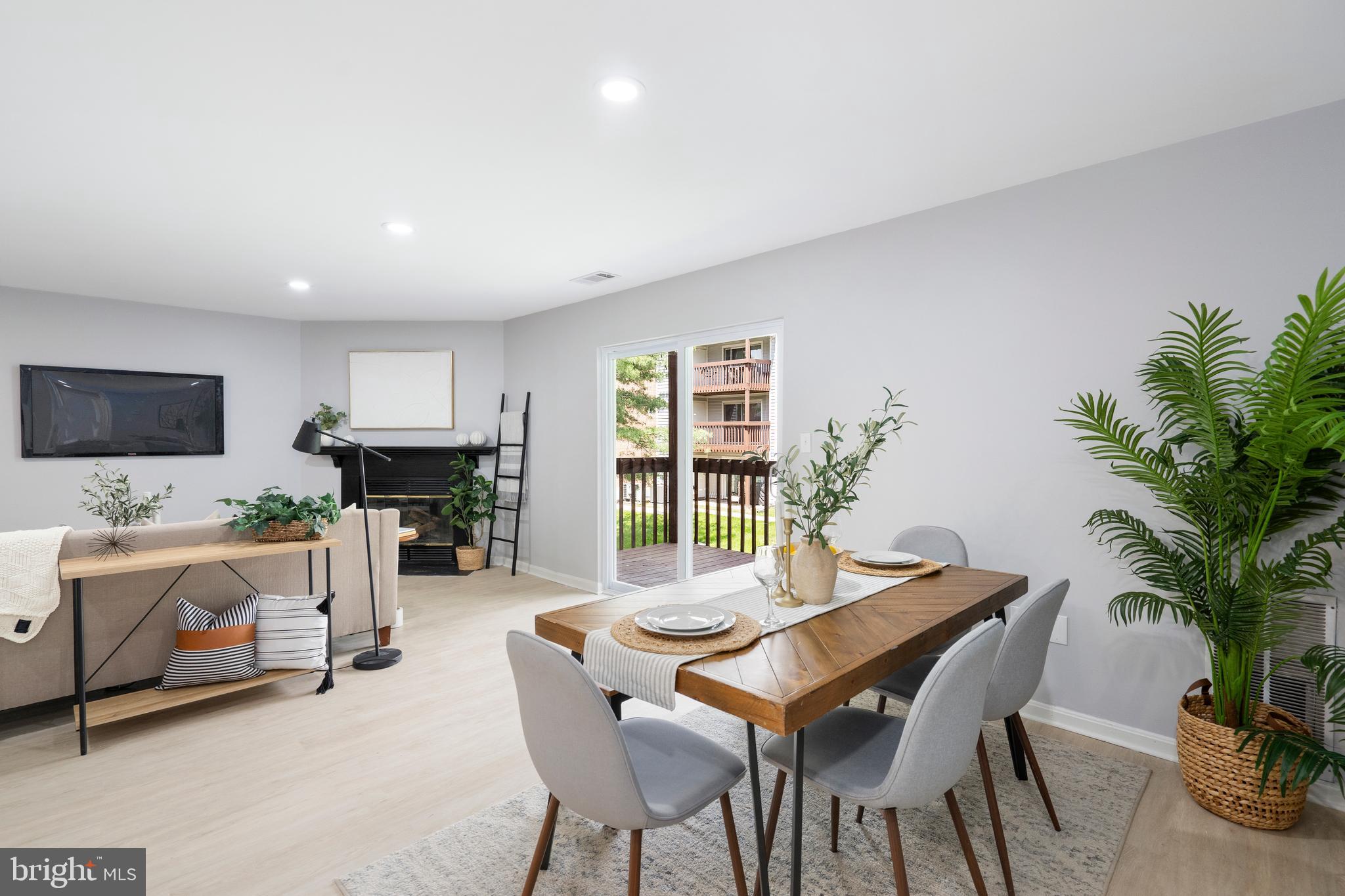 CROMWELL FOUNTAIN - Residential