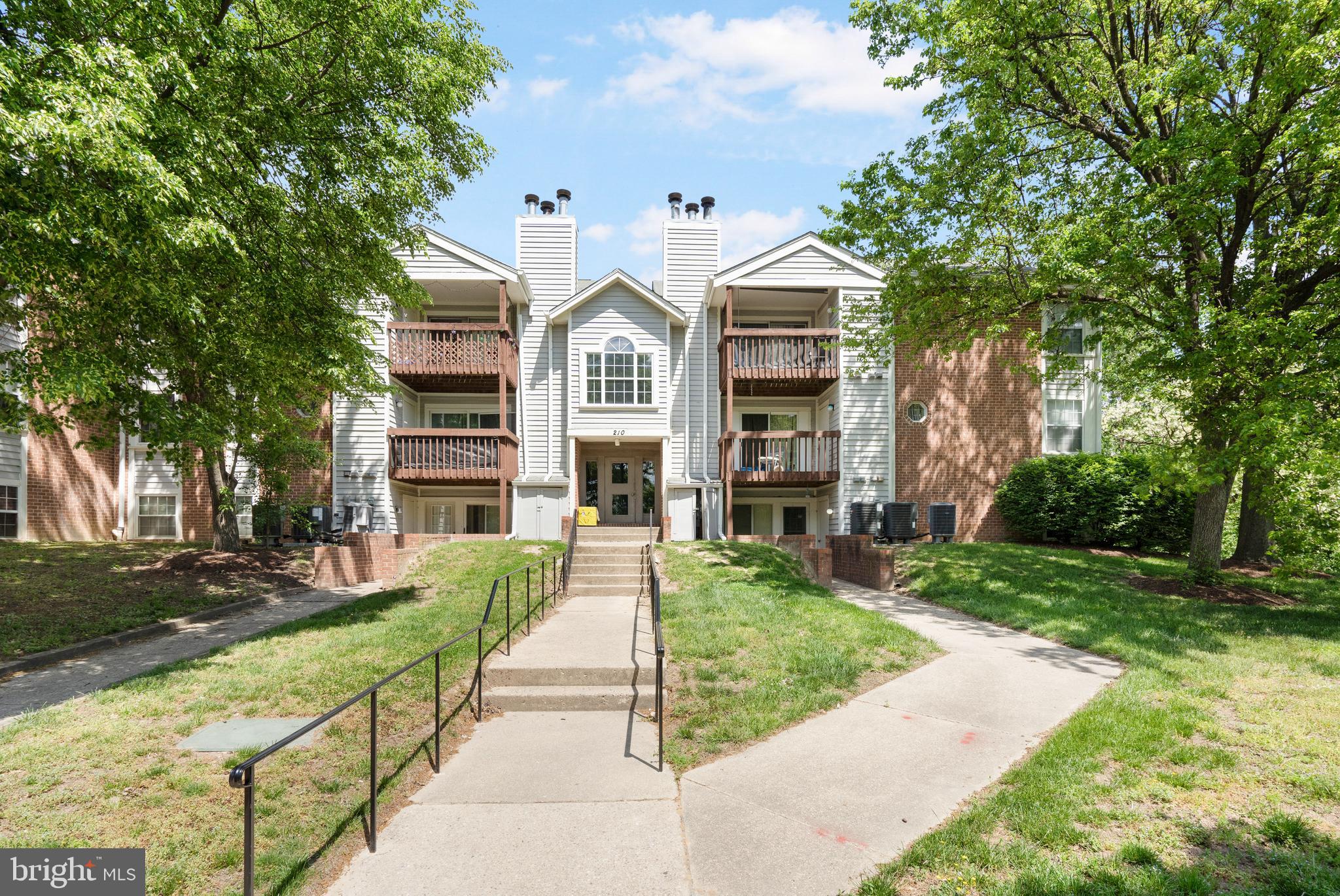 CROMWELL FOUNTAIN - Residential