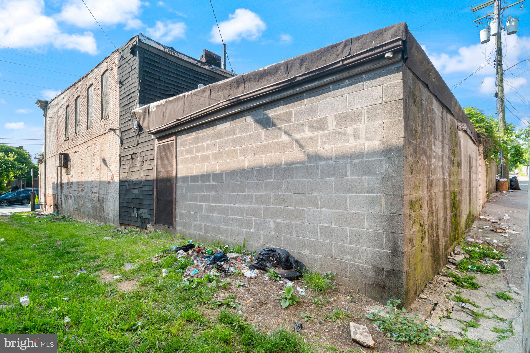 Main image without alt text