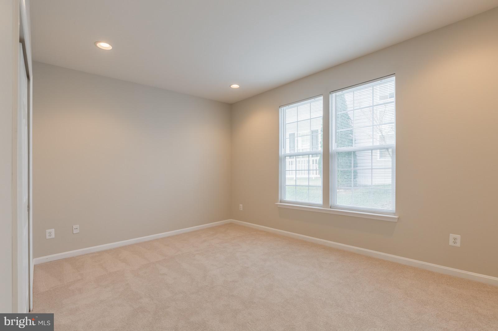 FOUR SEASONS - Residential