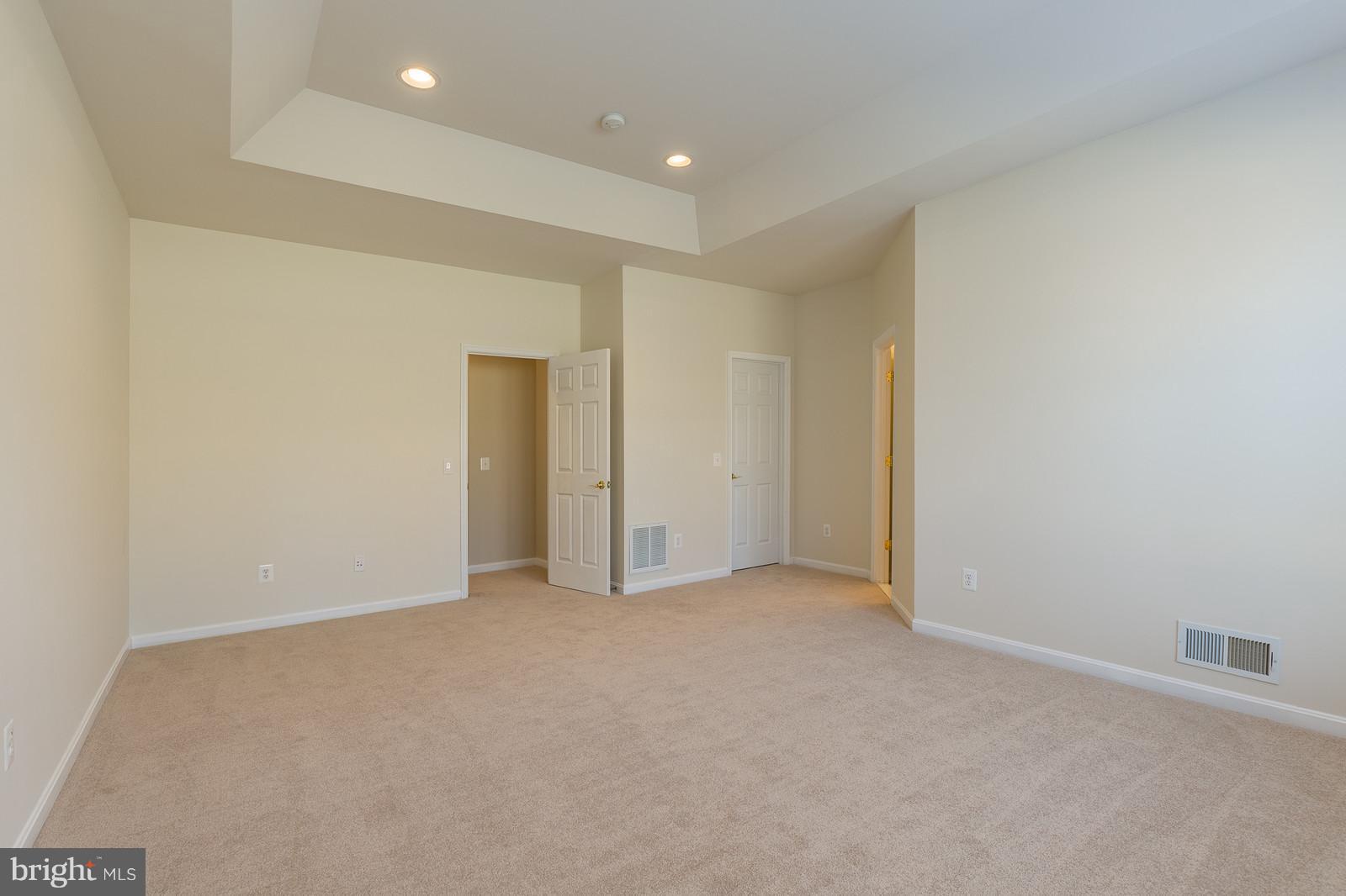 FOUR SEASONS - Residential