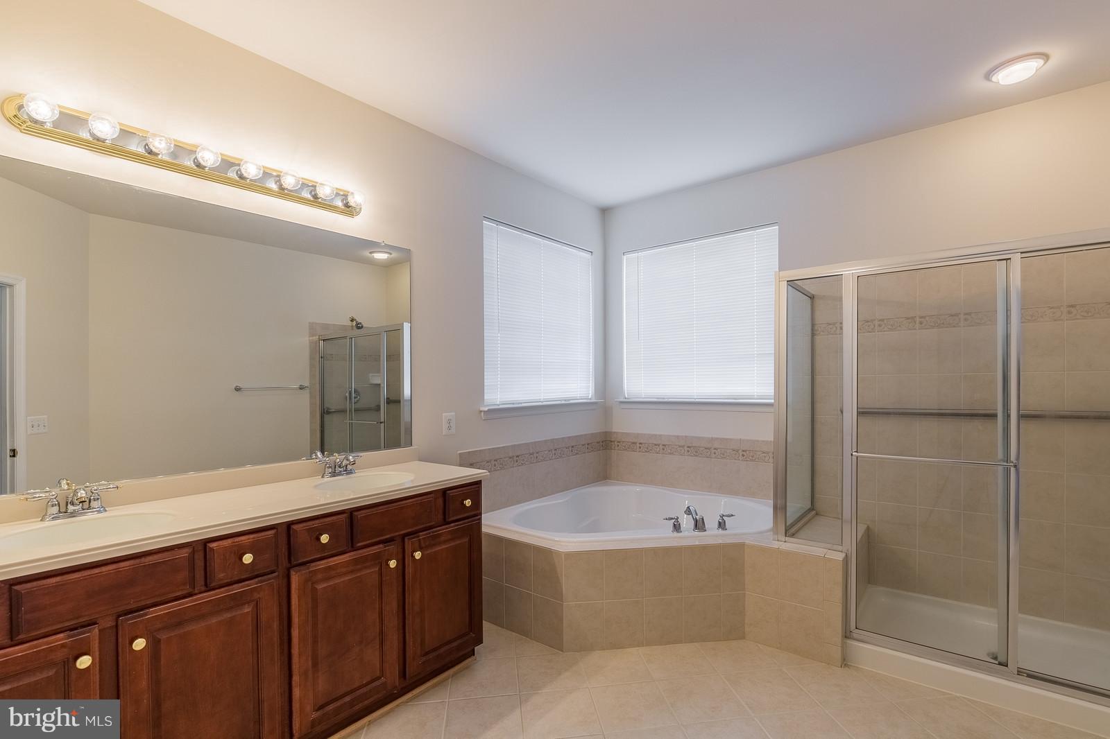 FOUR SEASONS - Residential