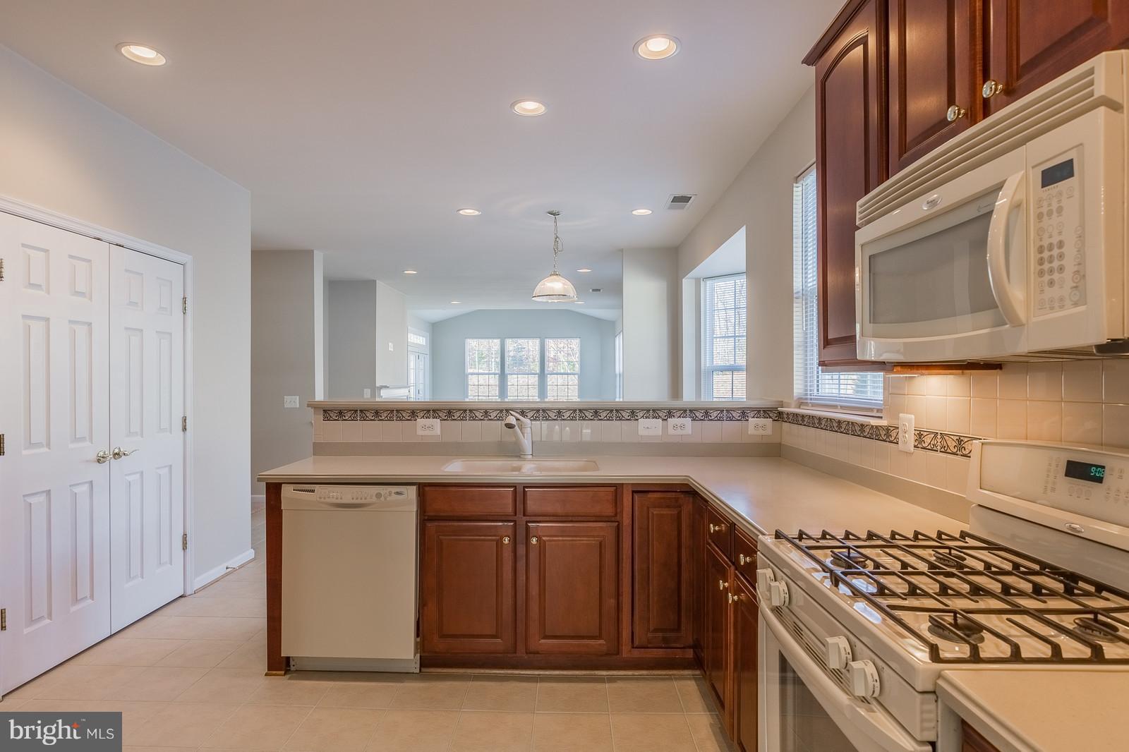 FOUR SEASONS - Residential