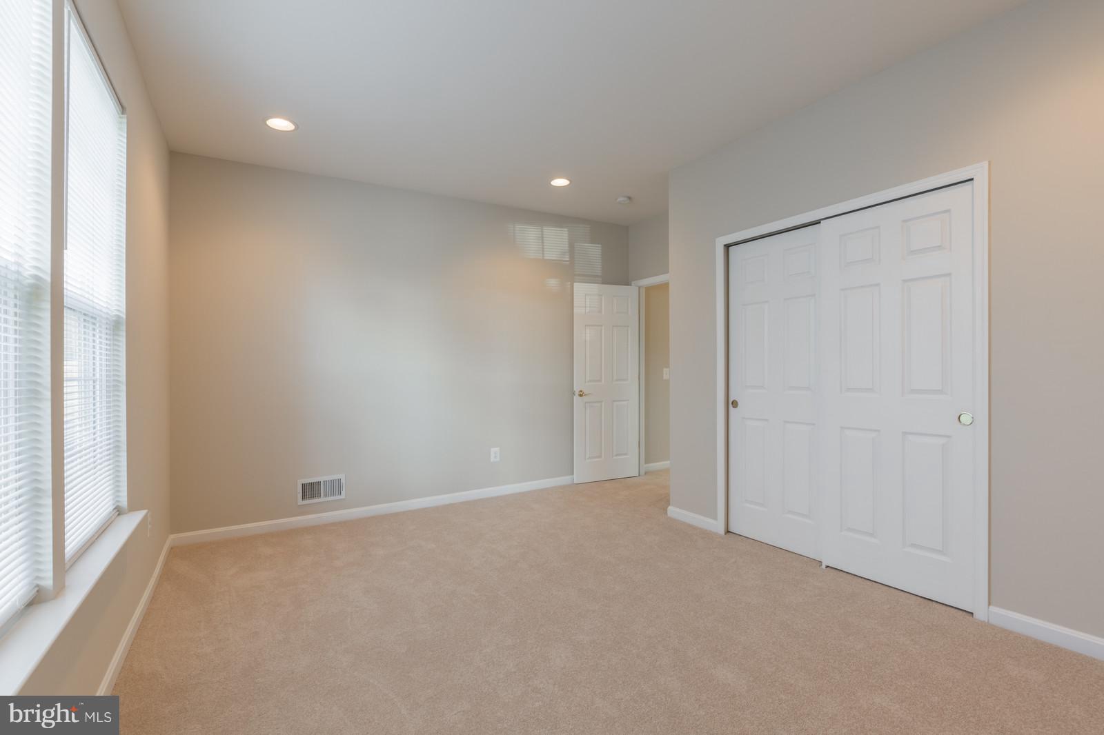 FOUR SEASONS - Residential