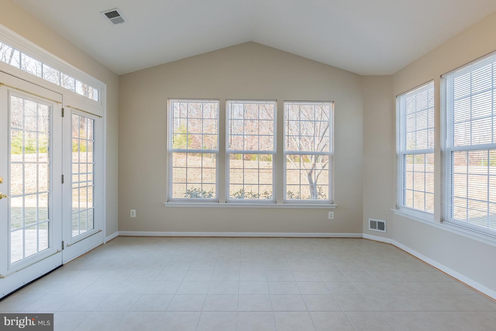 FOUR SEASONS - Residential