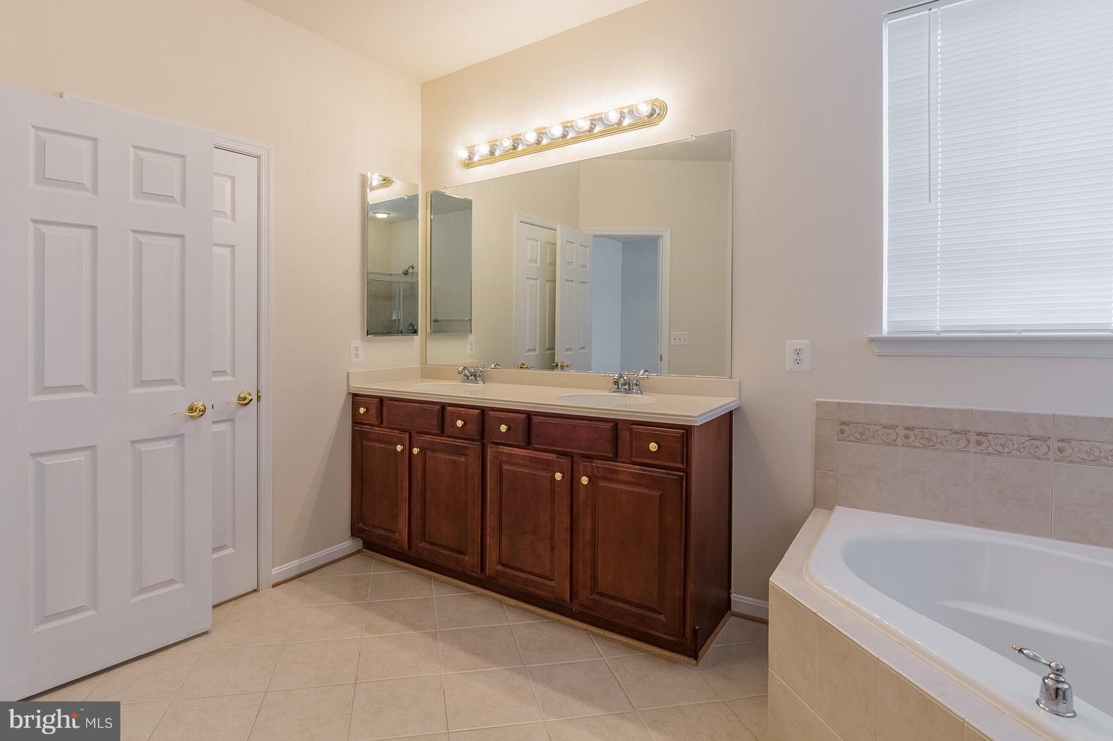 FOUR SEASONS - Residential