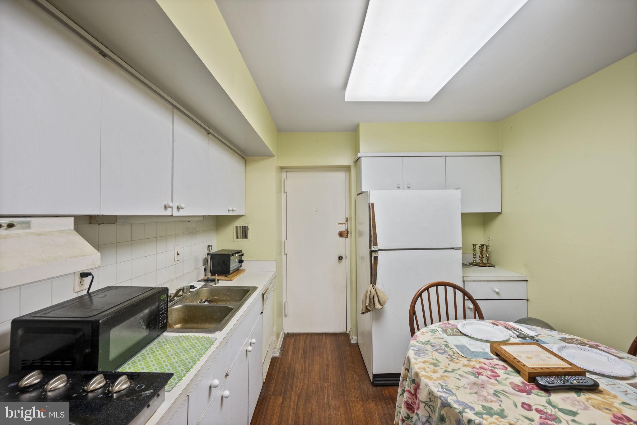 SUBURBAN OAKS - Residential