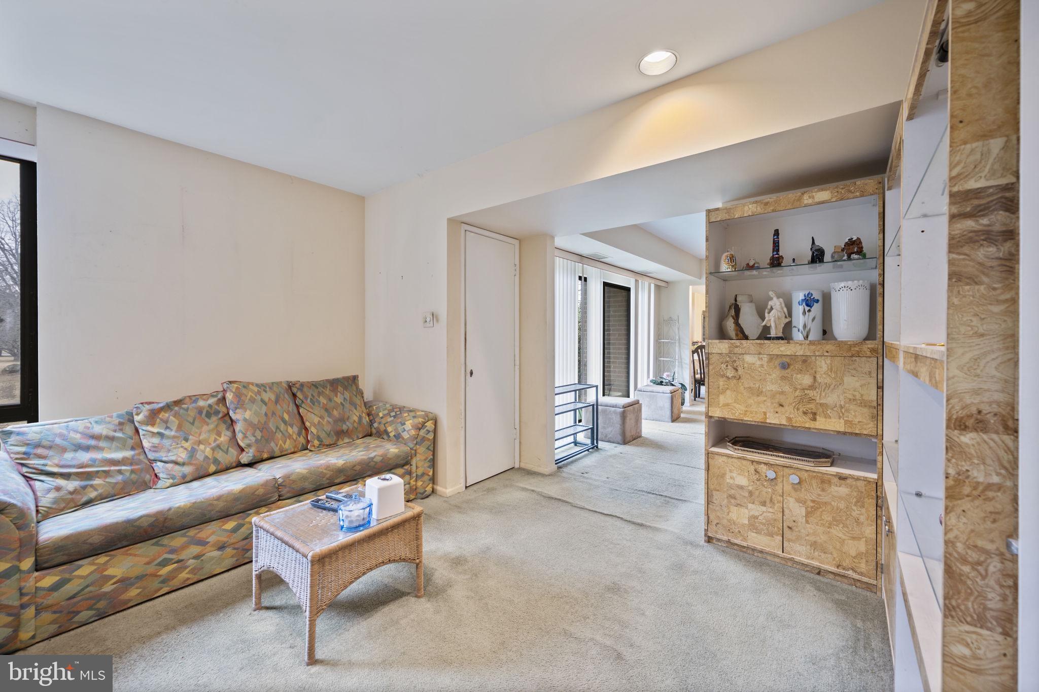 SUBURBAN OAKS - Residential