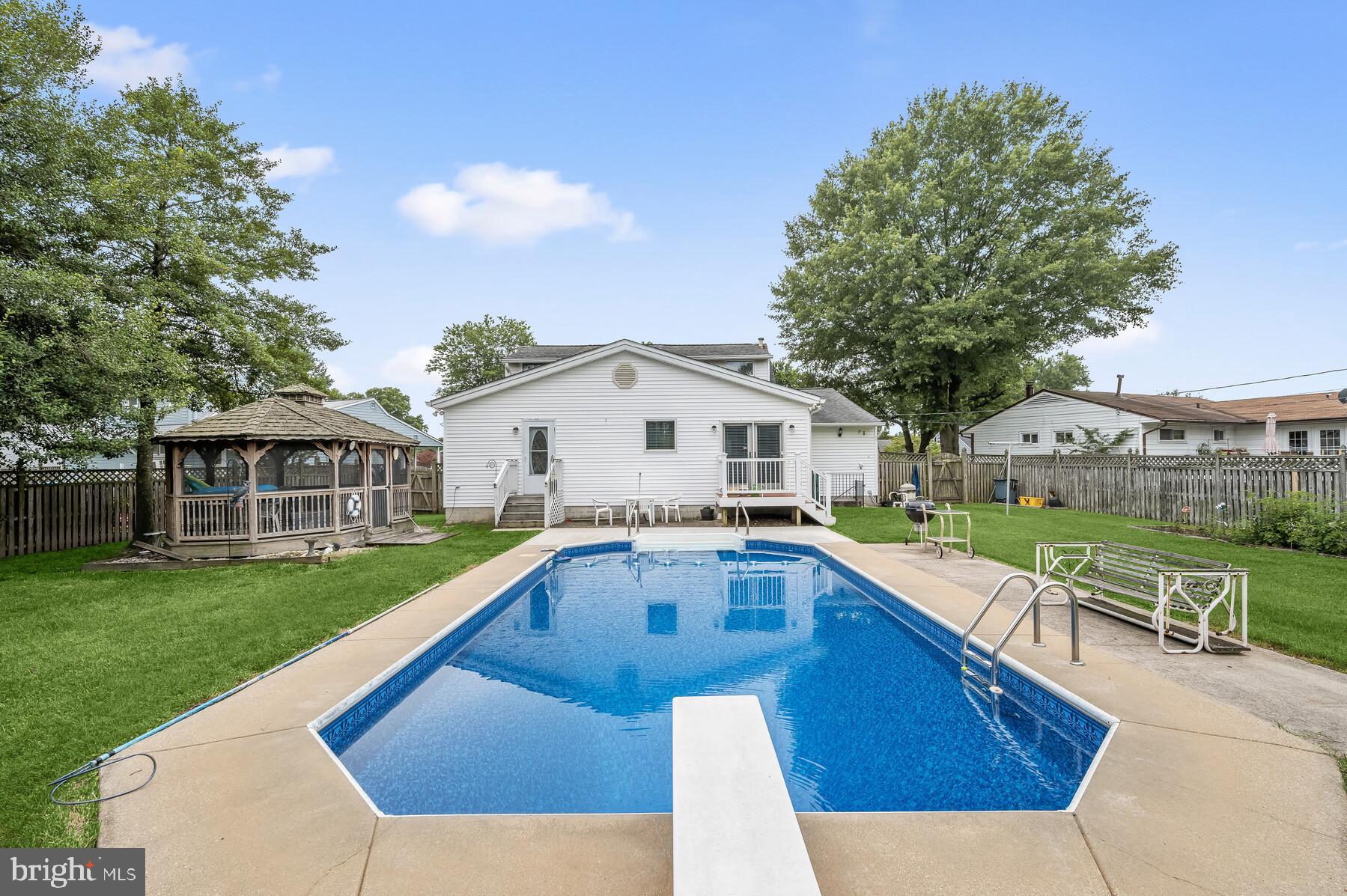 COUNTRY CLUB ESTATES - Residential