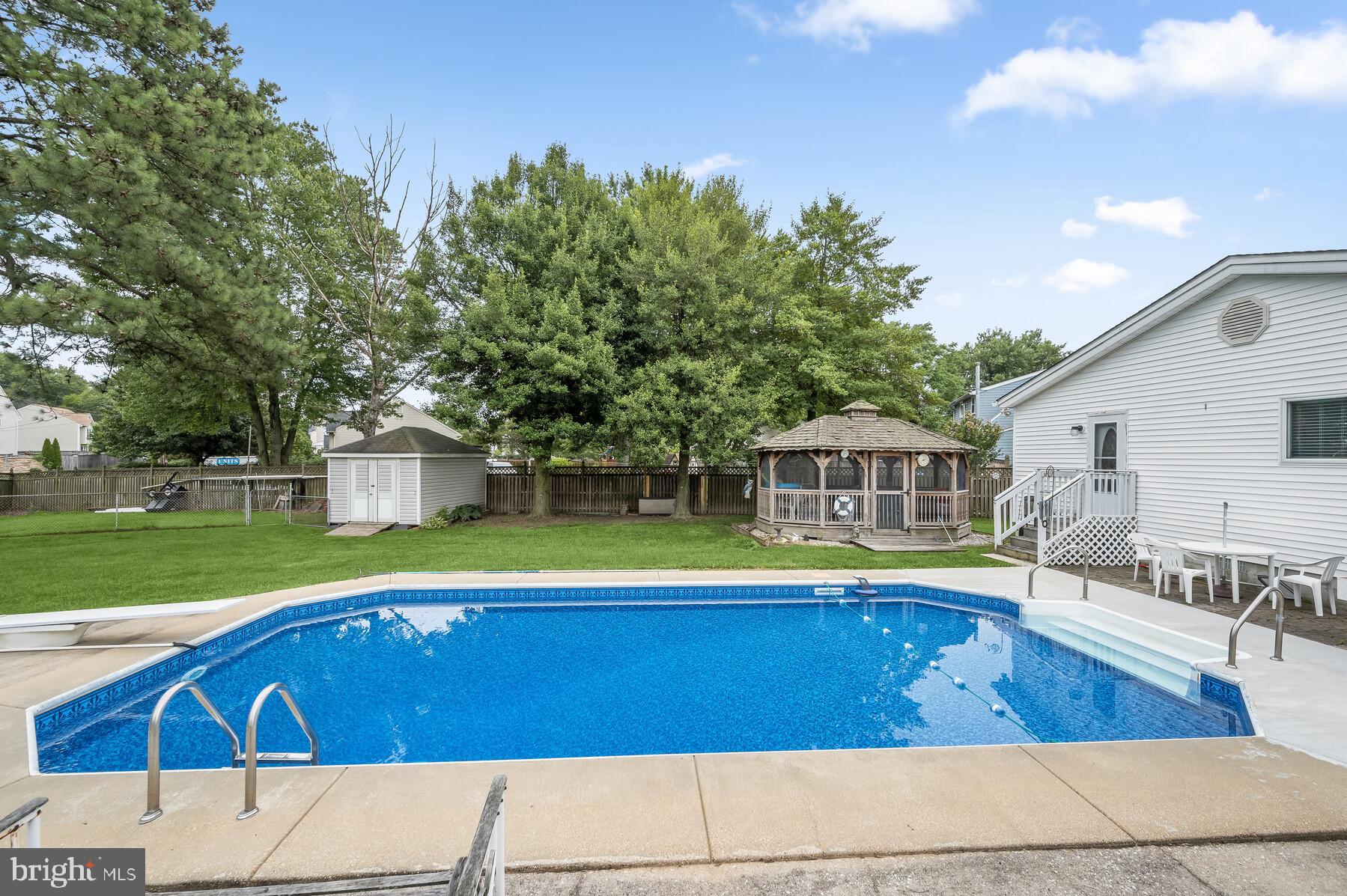 COUNTRY CLUB ESTATES - Residential