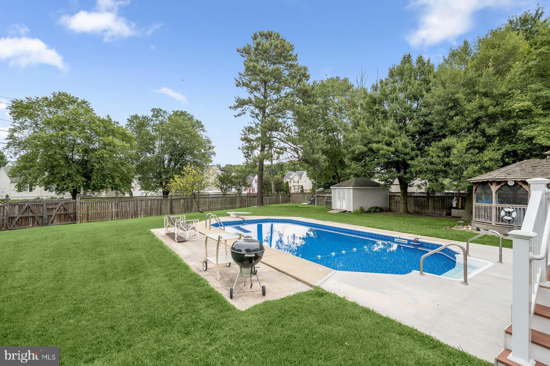 COUNTRY CLUB ESTATES - Residential