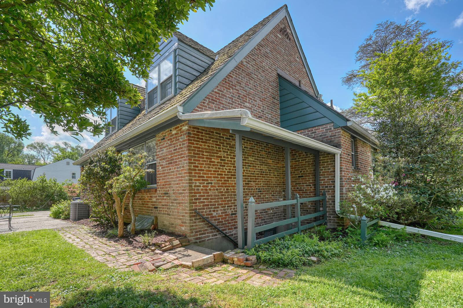 WILLIAMSBURG VILLAGE - Residential