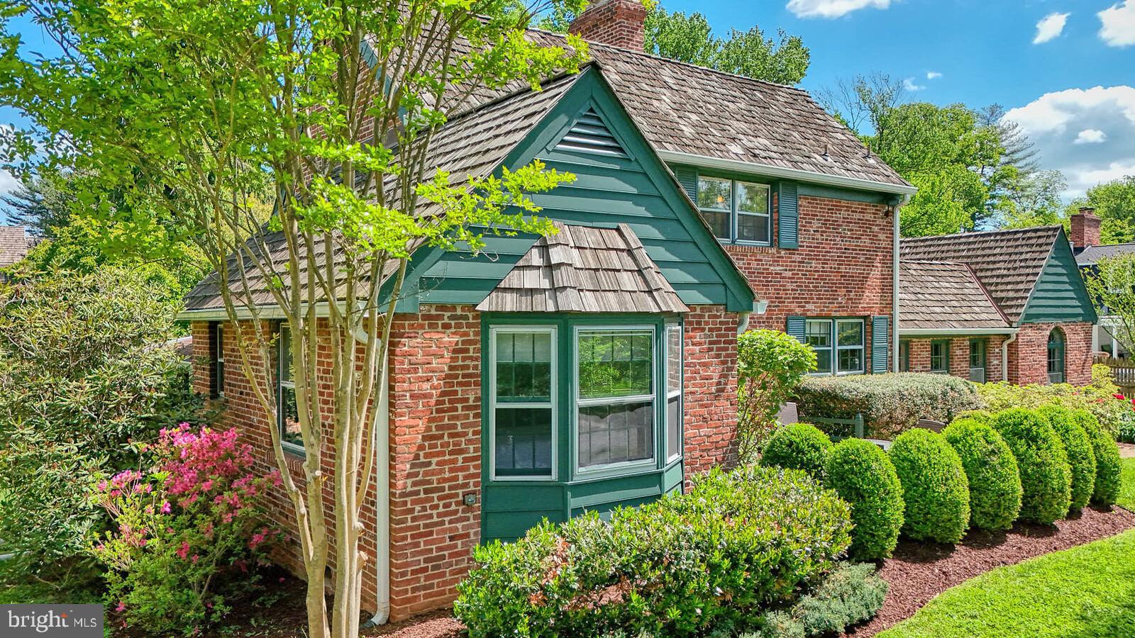 WILLIAMSBURG VILLAGE - Residential