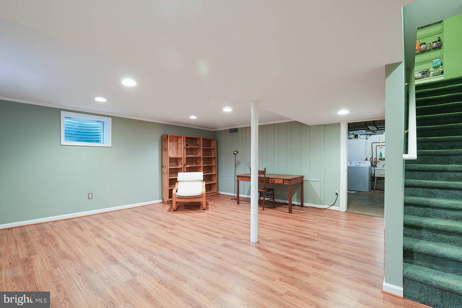 WILLIAMSBURG VILLAGE - Residential